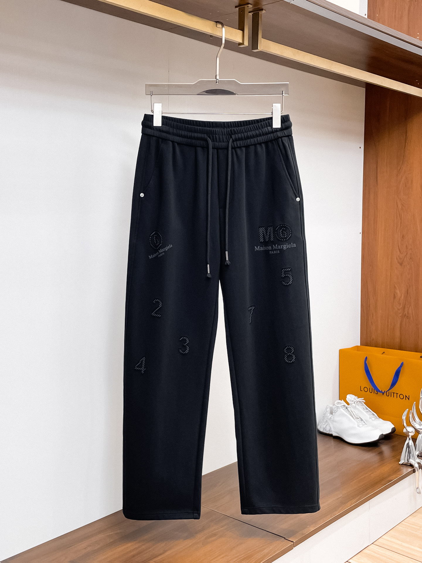 马吉拉 顶级货品🐮 🆕2026春夏新款休闲裤！官网同步发售。品牌经典LOGO休闲裤 ，定制面料，舒适度极