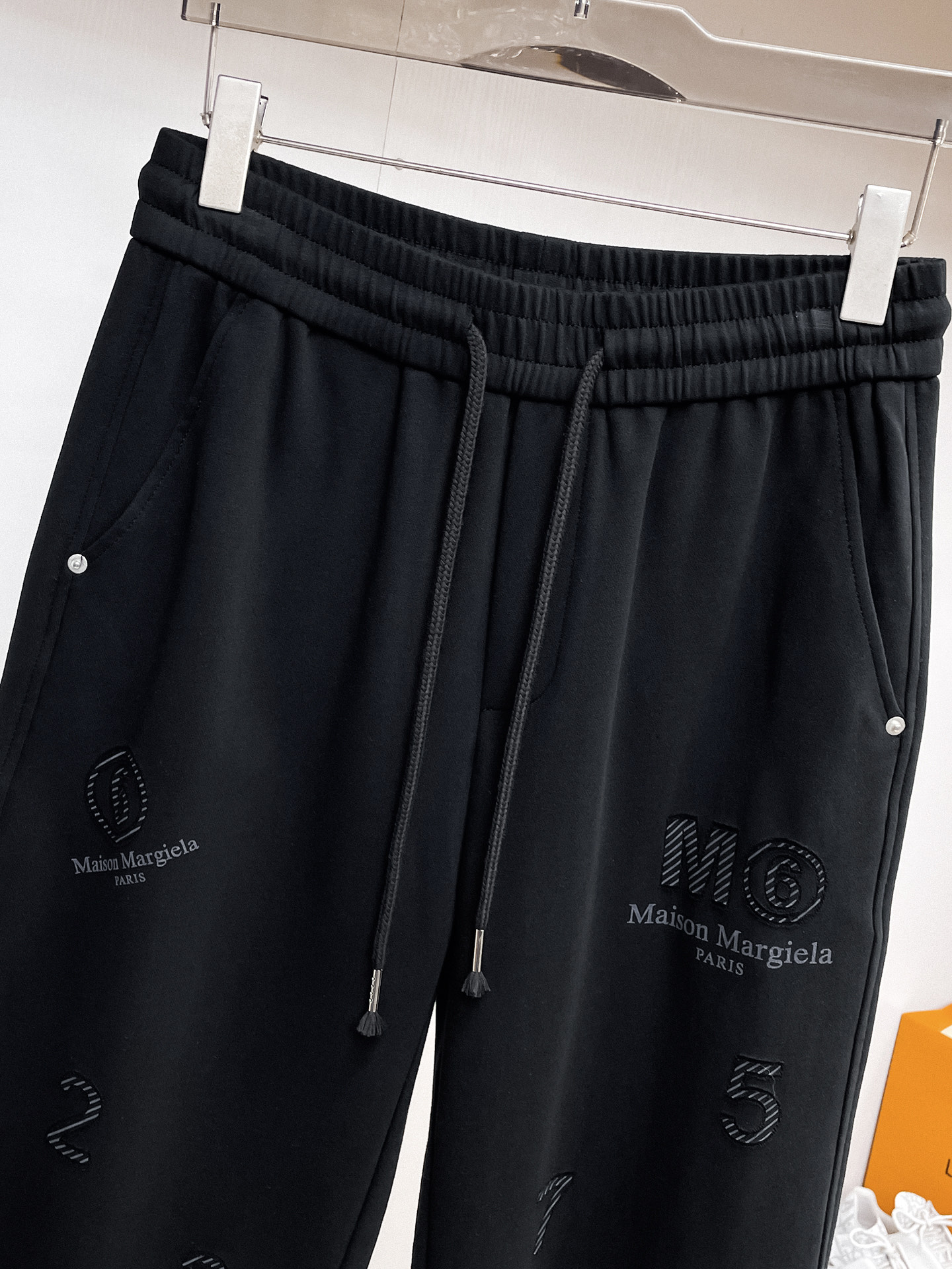 马吉拉 顶级货品🐮 🆕2026春夏新款休闲裤！官网同步发售。品牌经典LOGO休闲裤 ，定制面料，舒适度极