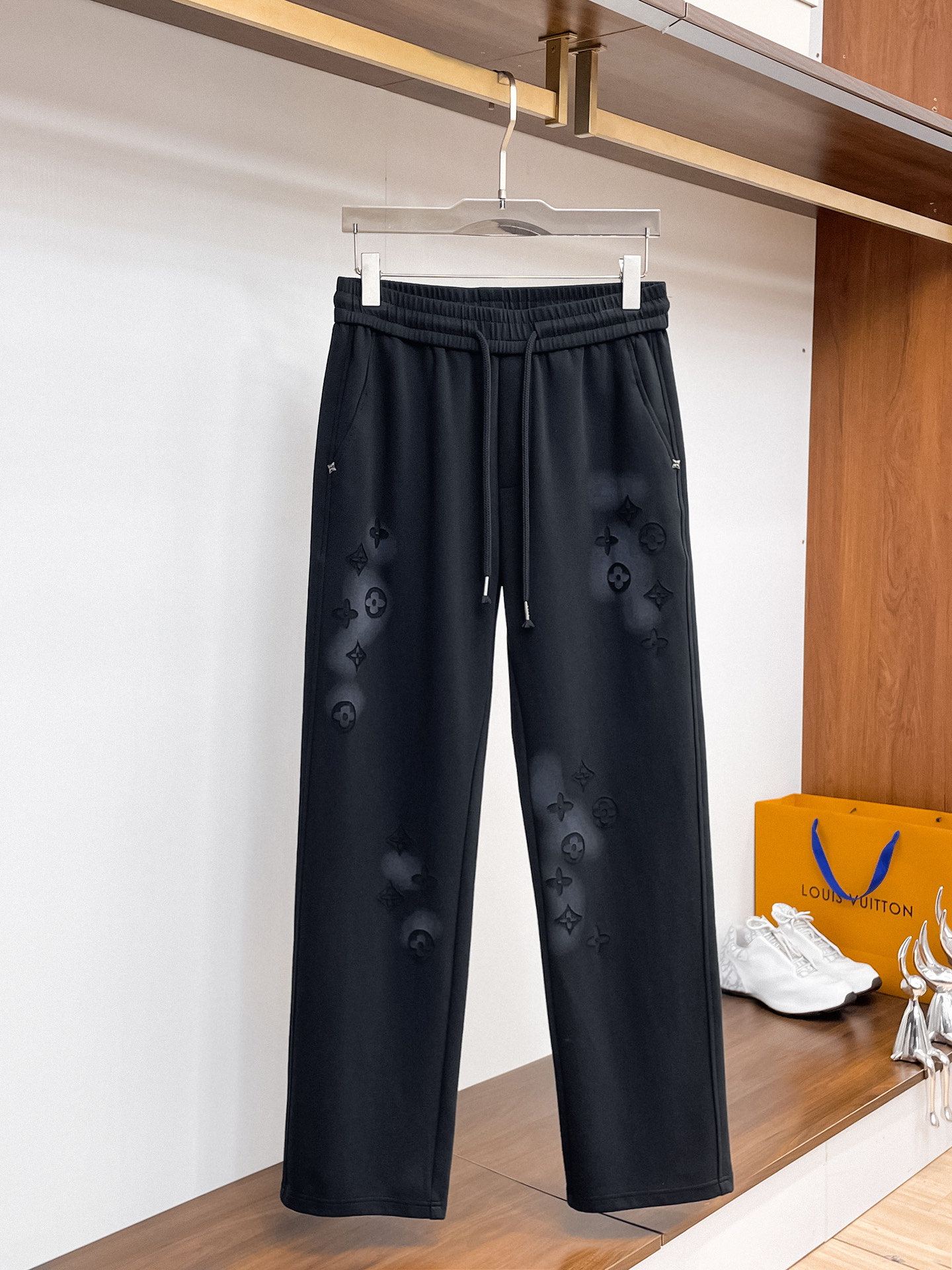 LV 顶级货品🐮 🆕2026春夏新款休闲裤！官网同步发售。品牌经典LOGO休闲裤 ，定制面料，舒适度极好