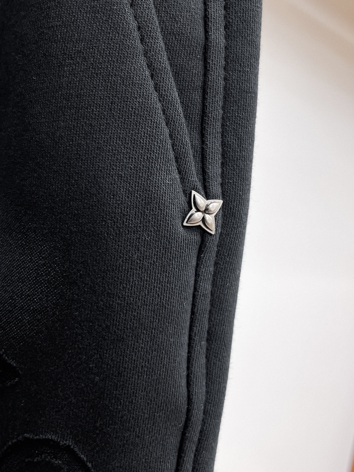 LV 顶级货品🐮 🆕2026春夏新款休闲裤！官网同步发售。品牌经典LOGO休闲裤 ，定制面料，舒适度极好