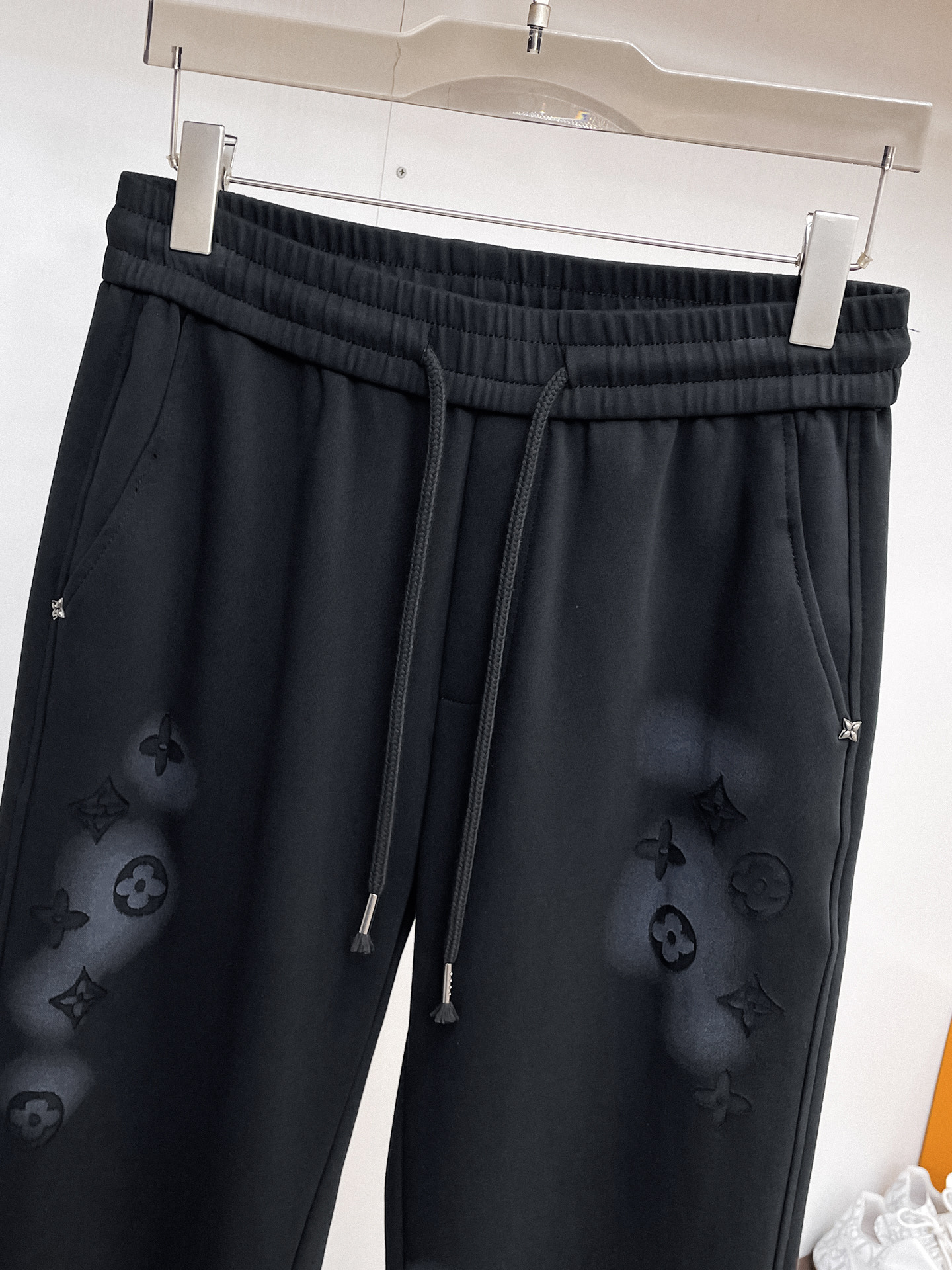 LV 顶级货品🐮 🆕2026春夏新款休闲裤！官网同步发售。品牌经典LOGO休闲裤 ，定制面料，舒适度极好