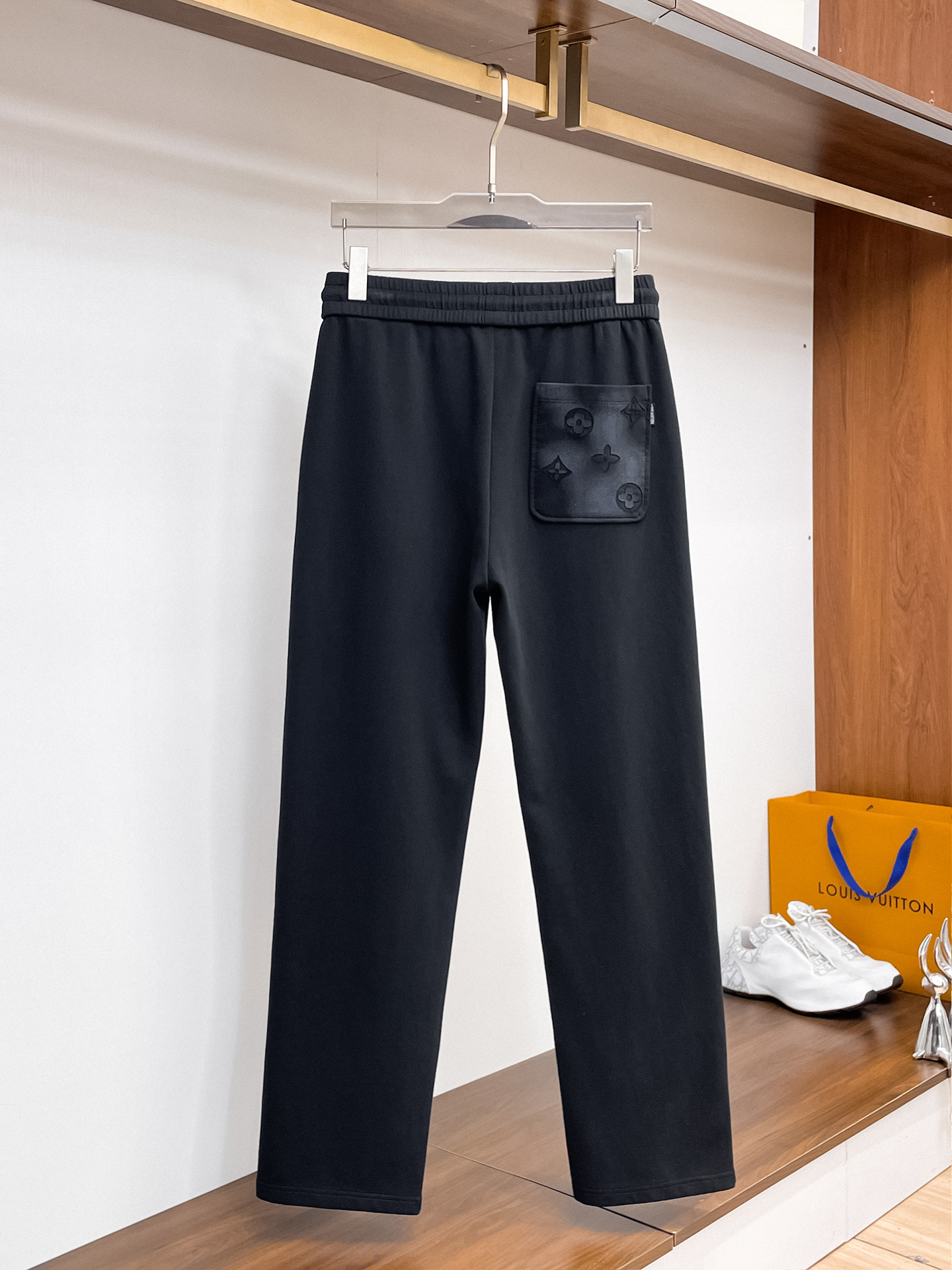 LV 顶级货品🐮 🆕2026春夏新款休闲裤！官网同步发售。品牌经典LOGO休闲裤 ，定制面料，舒适度极好