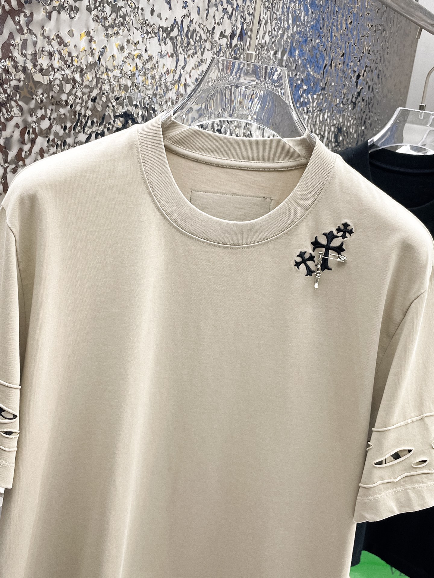 Мужская футболка с круглым вырезом и декоративными крестами Chrome Hearts