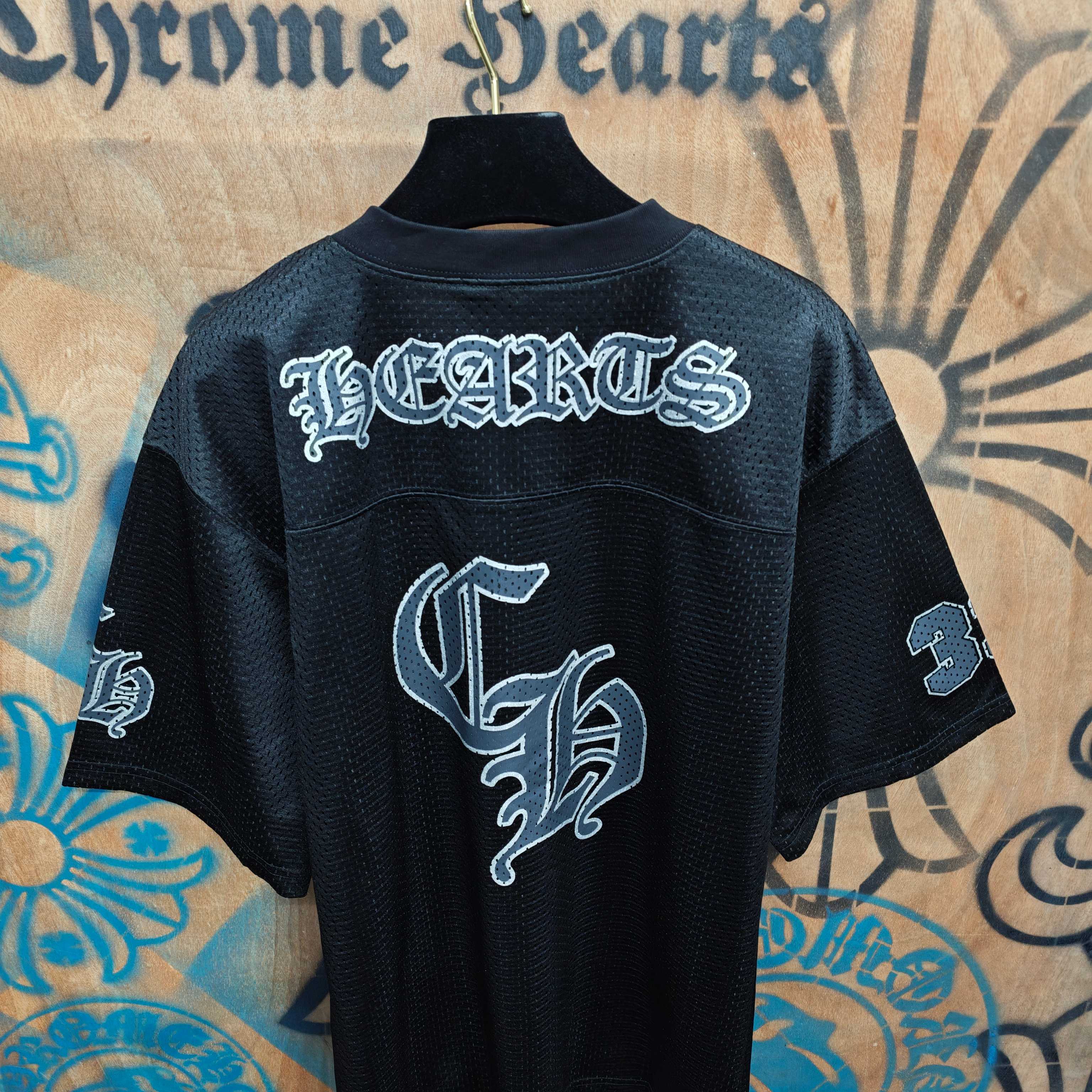 Chrome Hearts CH克罗心冰球网眼短裤采用双层速干涤氨纶透气网眼面料 全身正反一共3个 胶浆印花 工艺采用菲林 反复刮浆 过渡自然 网版黑白交错印花 下摆刺绣小标签定制2000个起订