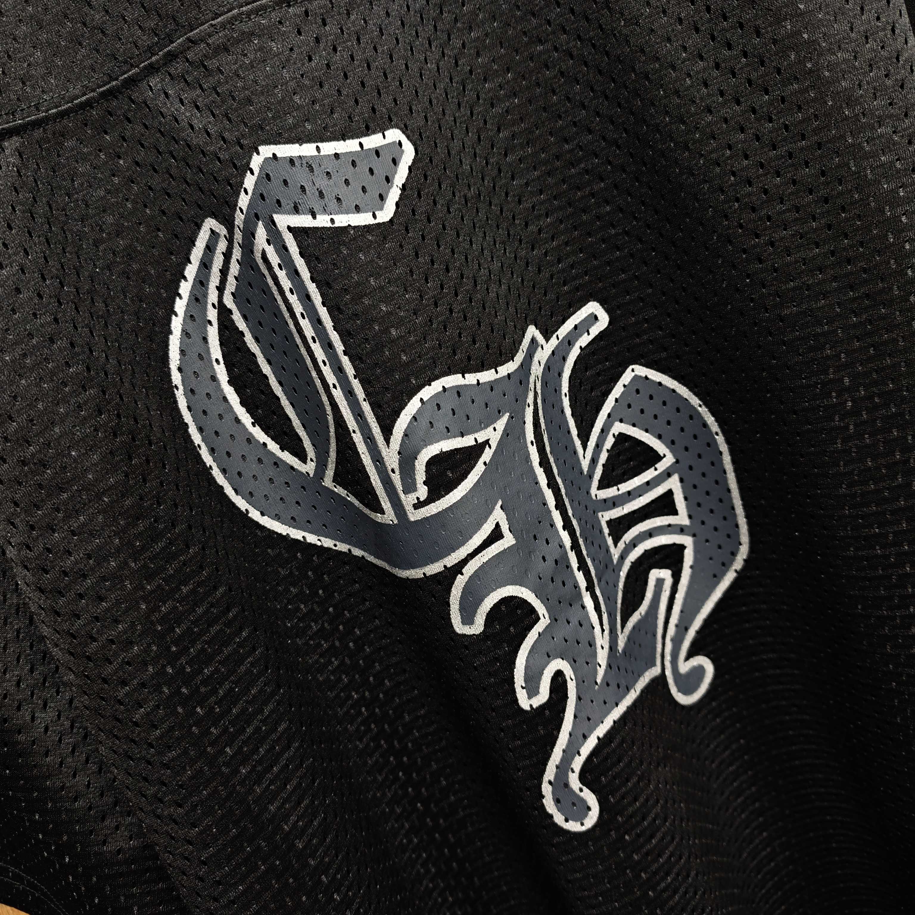 Chrome Hearts CH克罗心冰球网眼短裤采用双层速干涤氨纶透气网眼面料 全身正反一共3个 胶浆印花 工艺采用菲林 反复刮浆 过渡自然 网版黑白交错印花 下摆刺绣小标签定制2000个起订