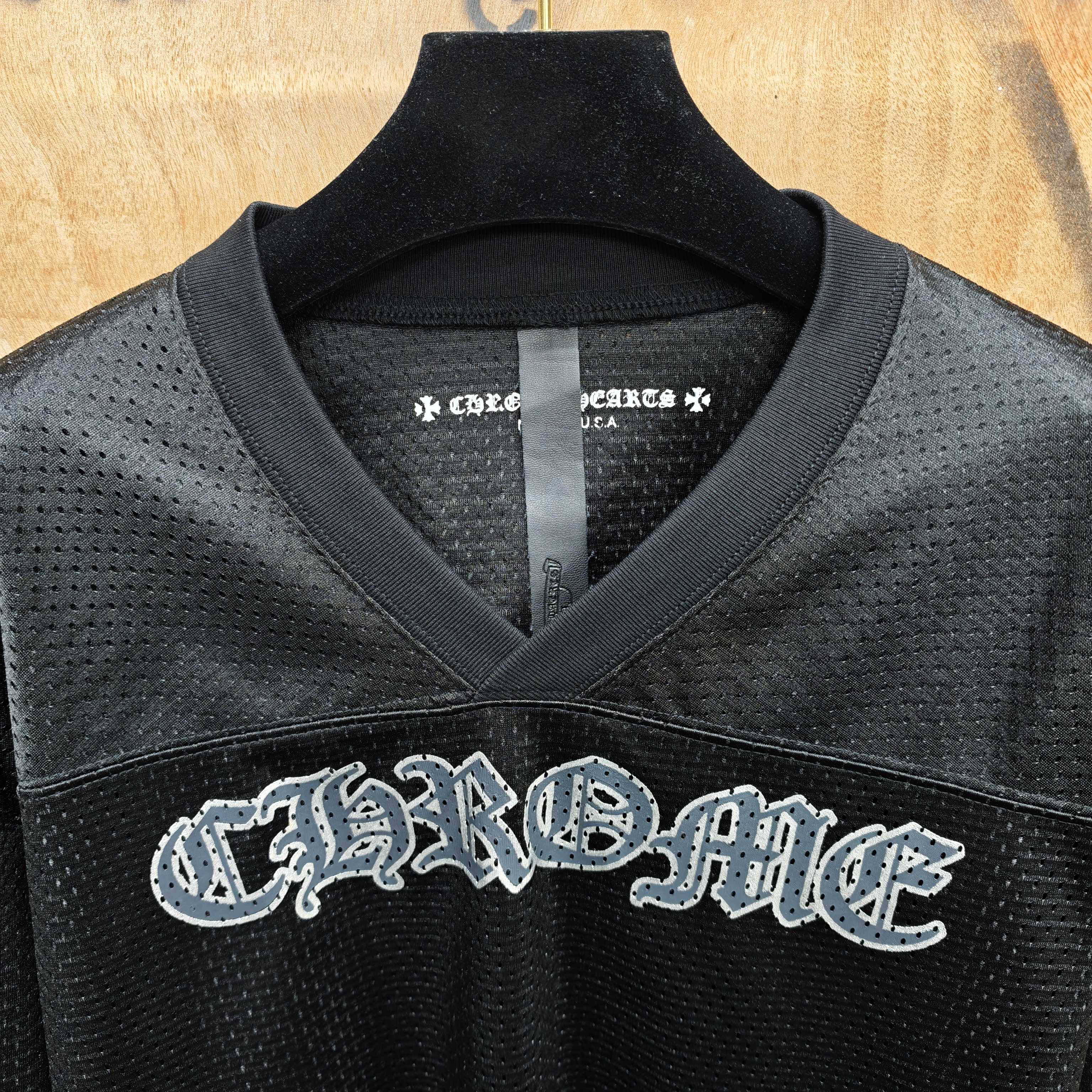 Chrome Hearts CH克罗心冰球网眼短裤采用双层速干涤氨纶透气网眼面料 全身正反一共3个 胶浆印花 工艺采用菲林 反复刮浆 过渡自然 网版黑白交错印花 下摆刺绣小标签定制2000个起订