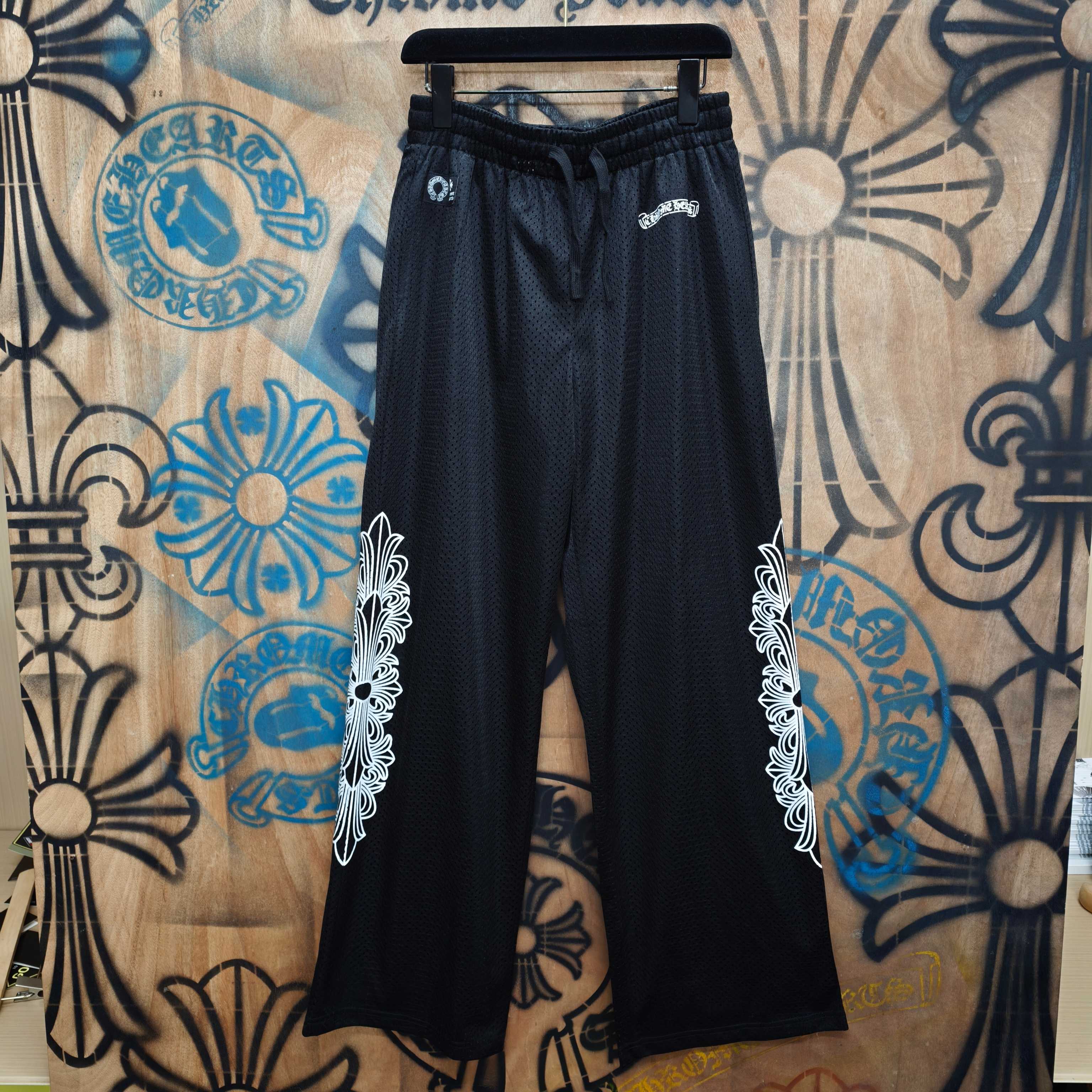 Chrome Hearts CH克罗心冰球网眼短裤采用双层速干涤氨纶透气网眼面料 全身正反一共3个 胶浆印花 工艺采用菲林 反复刮浆 过渡自然 网版黑白交错印花 下摆刺绣小标签定制2000个起订