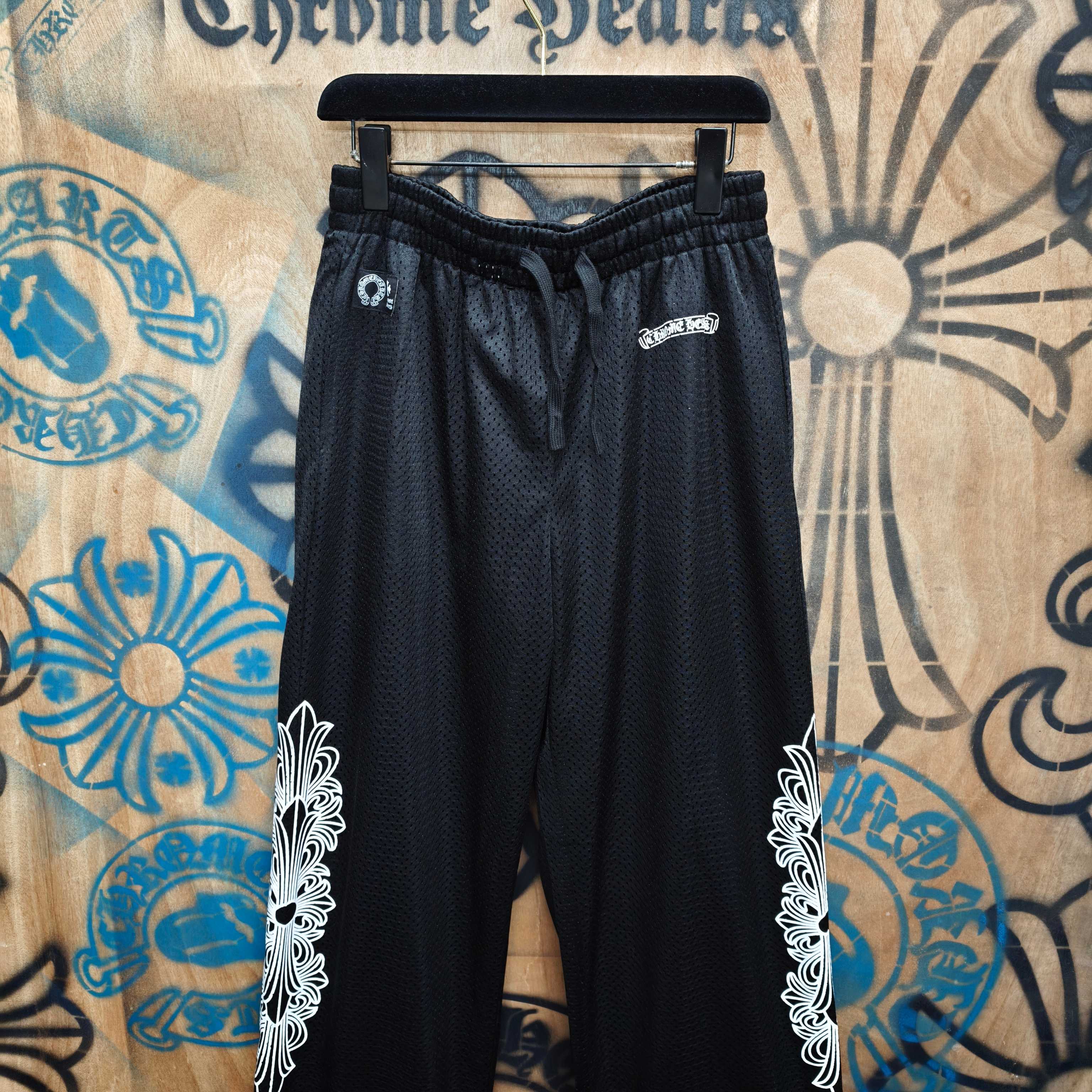 Chrome Hearts CH克罗心冰球网眼短裤采用双层速干涤氨纶透气网眼面料 全身正反一共3个 胶浆印花 工艺采用菲林 反复刮浆 过渡自然 网版黑白交错印花 下摆刺绣小标签定制2000个起订