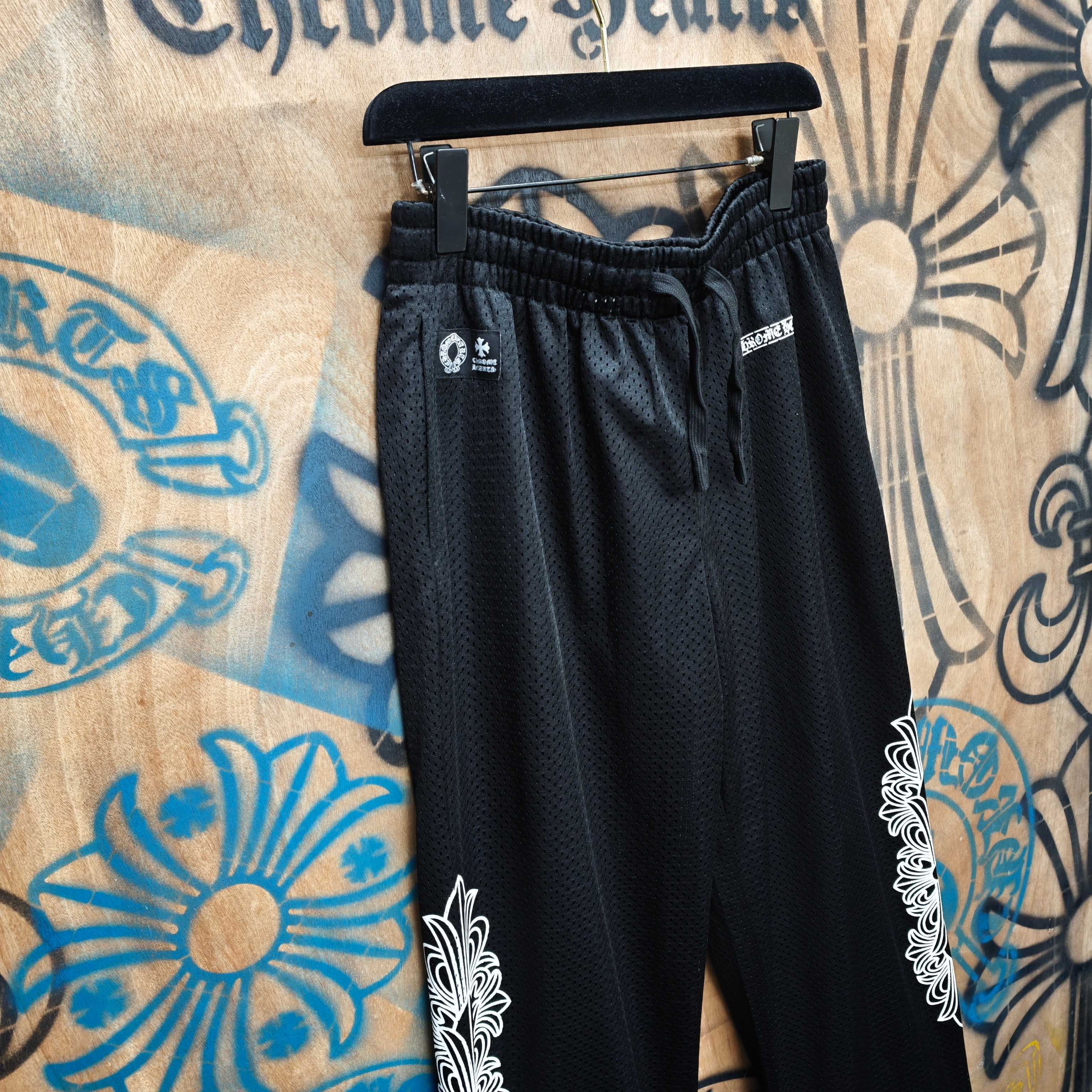Chrome Hearts CH克罗心冰球网眼短裤采用双层速干涤氨纶透气网眼面料 全身正反一共3个 胶浆印花 工艺采用菲林 反复刮浆 过渡自然 网版黑白交错印花 下摆刺绣小标签定制2000个起订