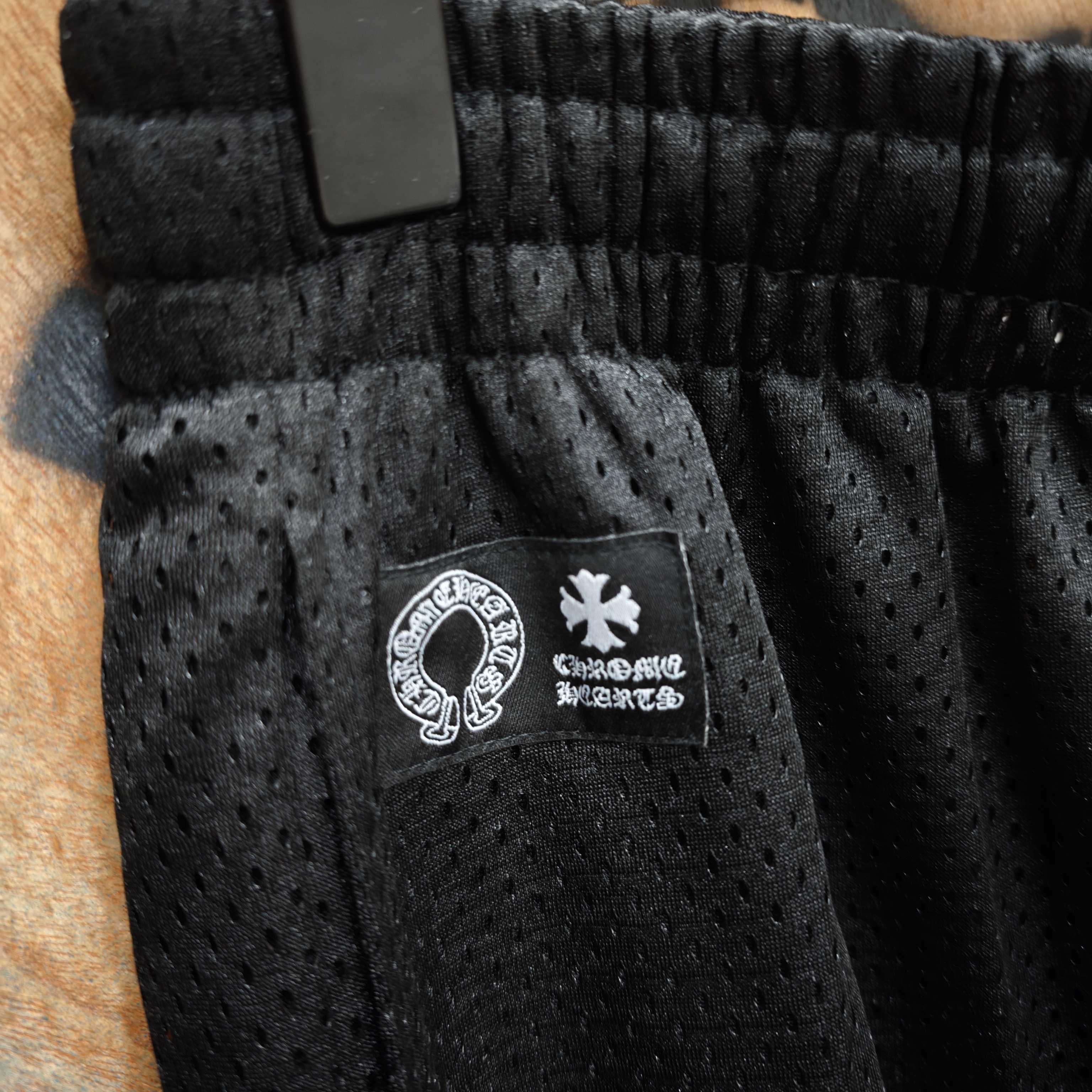 Chrome Hearts CH克罗心冰球网眼短裤采用双层速干涤氨纶透气网眼面料 全身正反一共3个 胶浆印花 工艺采用菲林 反复刮浆 过渡自然 网版黑白交错印花 下摆刺绣小标签定制2000个起订