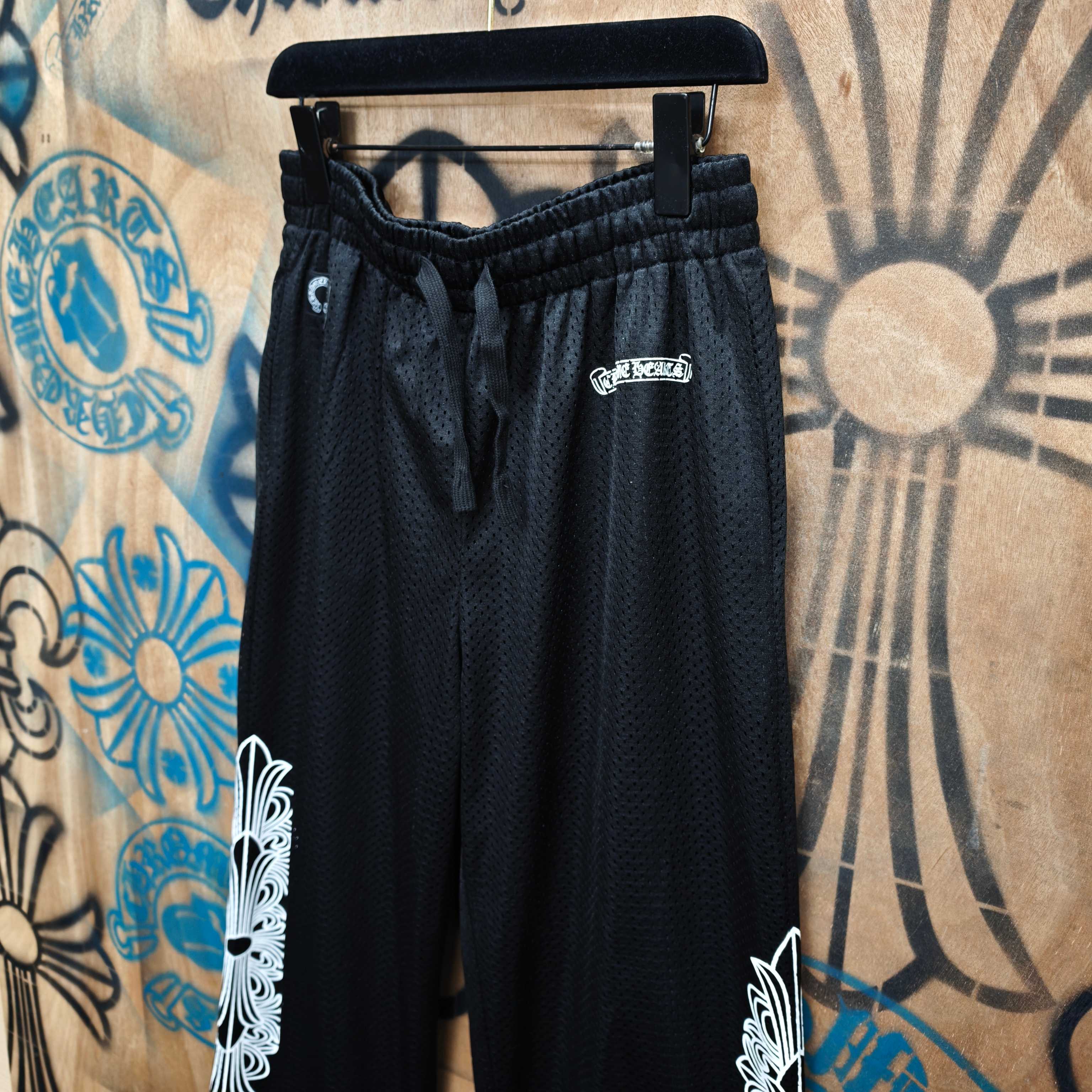 Chrome Hearts CH克罗心冰球网眼短裤采用双层速干涤氨纶透气网眼面料 全身正反一共3个 胶浆印花 工艺采用菲林 反复刮浆 过渡自然 网版黑白交错印花 下摆刺绣小标签定制2000个起订