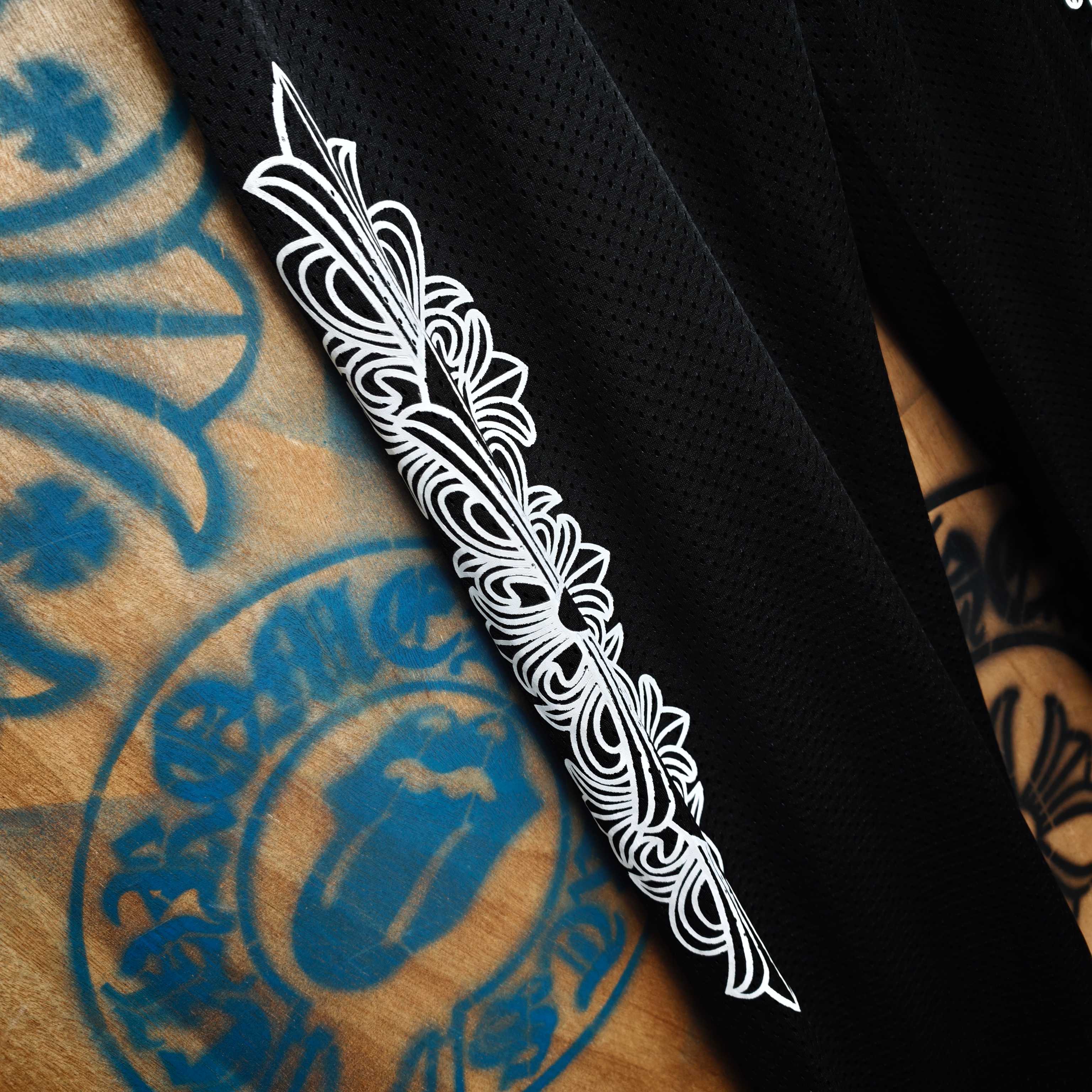 Chrome Hearts CH克罗心冰球网眼短裤采用双层速干涤氨纶透气网眼面料 全身正反一共3个 胶浆印花 工艺采用菲林 反复刮浆 过渡自然 网版黑白交错印花 下摆刺绣小标签定制2000个起订
