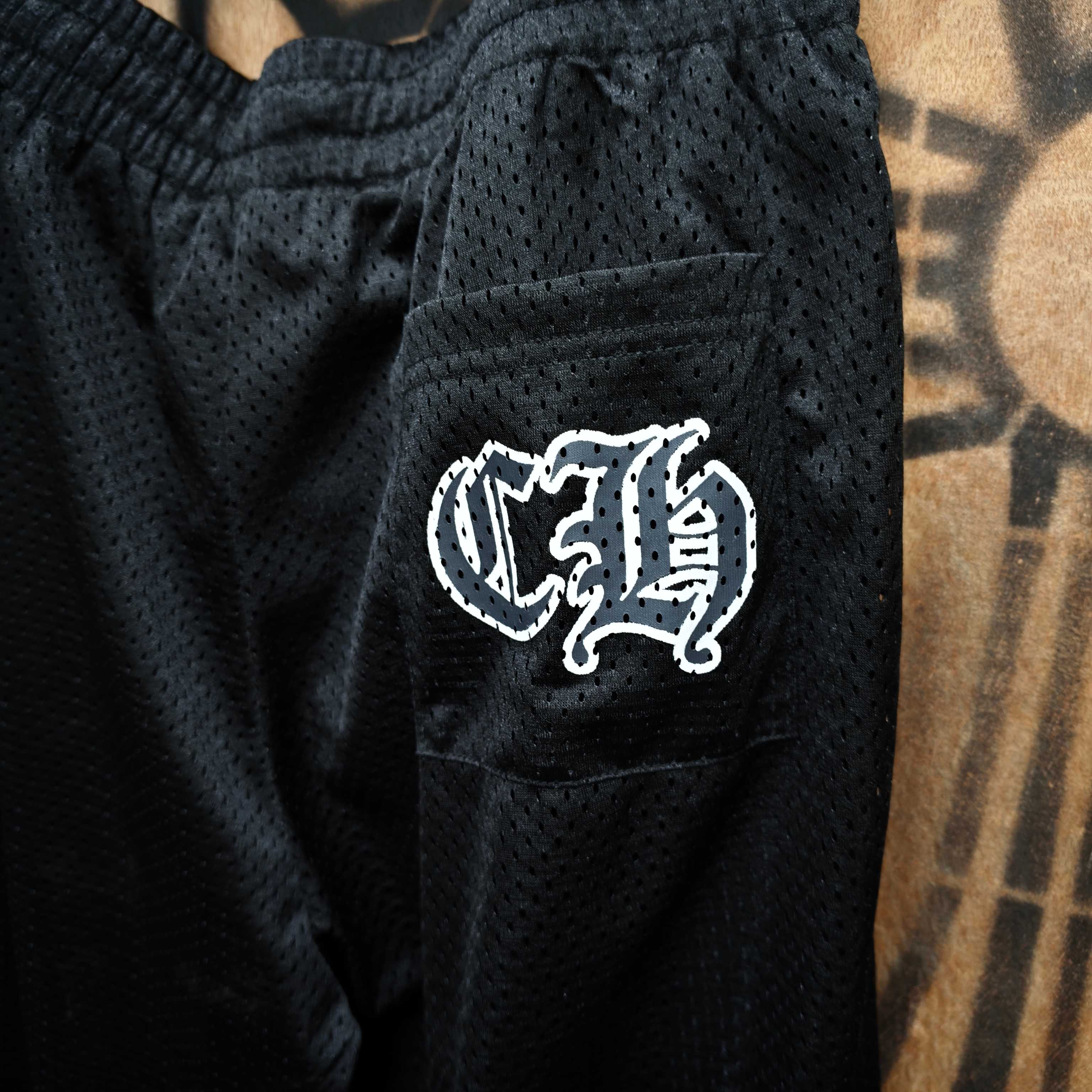Chrome Hearts CH克罗心冰球网眼短裤采用双层速干涤氨纶透气网眼面料 全身正反一共3个 胶浆印花 工艺采用菲林 反复刮浆 过渡自然 网版黑白交错印花 下摆刺绣小标签定制2000个起订
