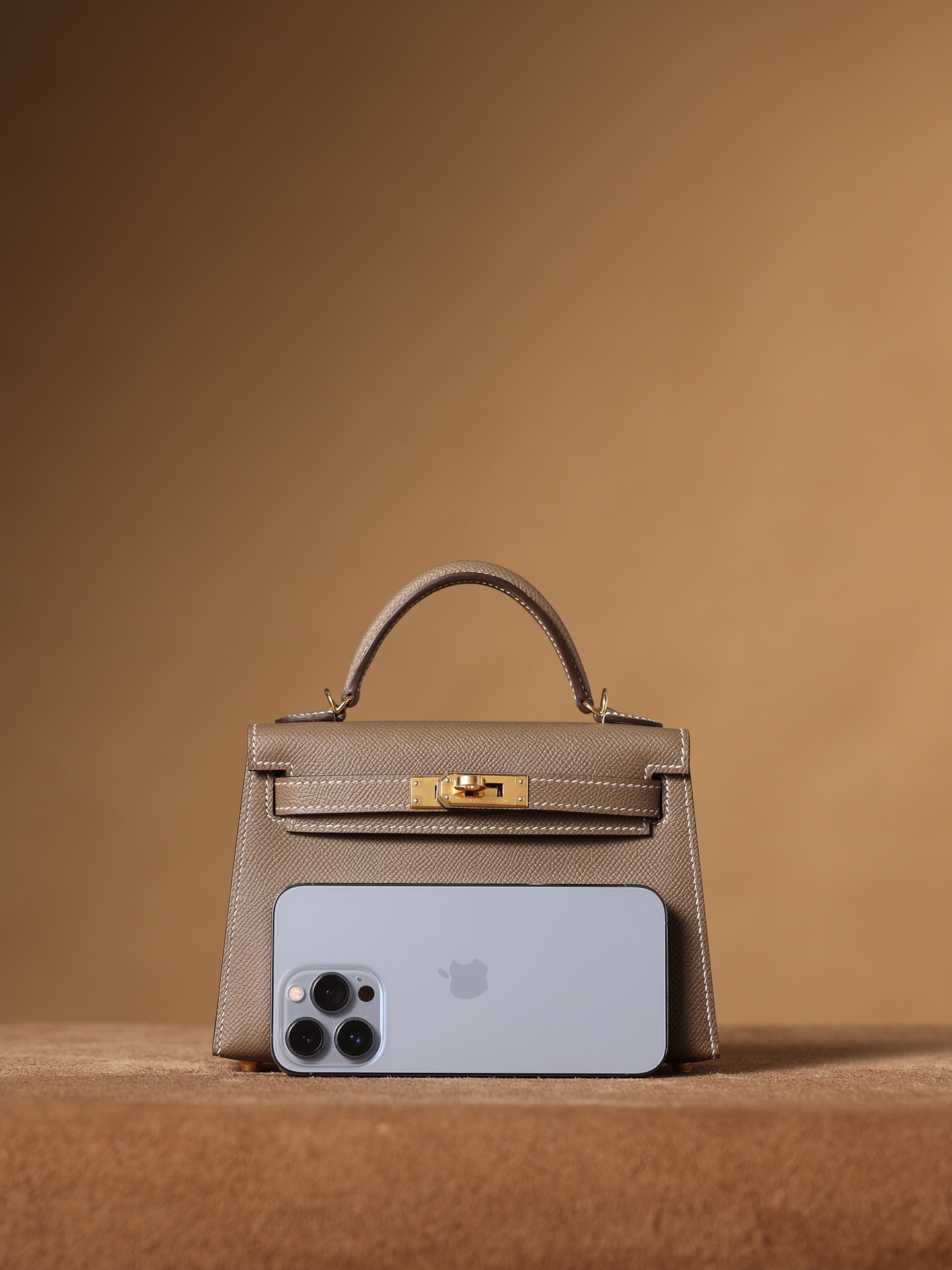 95% of the products in the channel have been reduced in price. HERMES Mini Kelly 2nd Generation, hand-carved, exclusive channel goods. Unique H-channel Mini Kelly 2nd Generation in elephant gray with gold buckle. High-definition real shot images. Kelly handbag for shoulder or crossbody, mini size: 19*12*6cm. Hermès, a world-famous luxury brand founded in 1837 by Thierry Hermès in Paris, France, is known for its exquisite craftsmanship and rich heritage centered around equestrian culture. With 180 years of history, Hermès has become a highly artistic French luxury brand passed down through generations. Channel goods: 9943088530 (handmade), 9938088490 (pure handmade), 9912588175 (semi-handmade wax thread), 99638893 (motorcycle). image 1