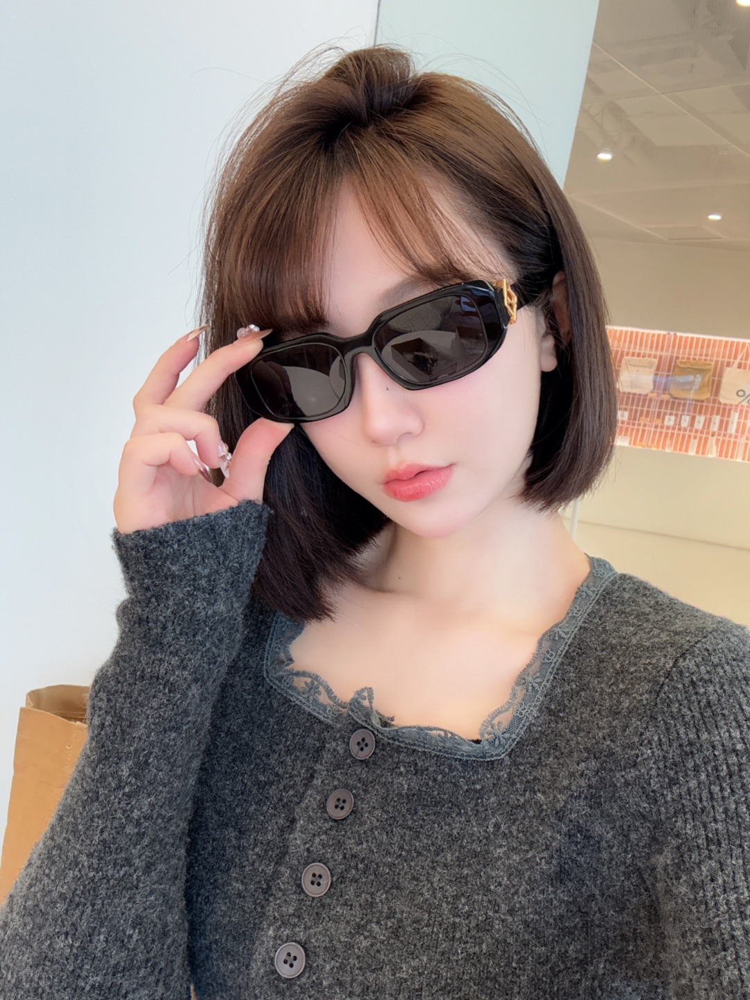 ￼  Fendi*
MOD FE40151U
Size50-21-135
