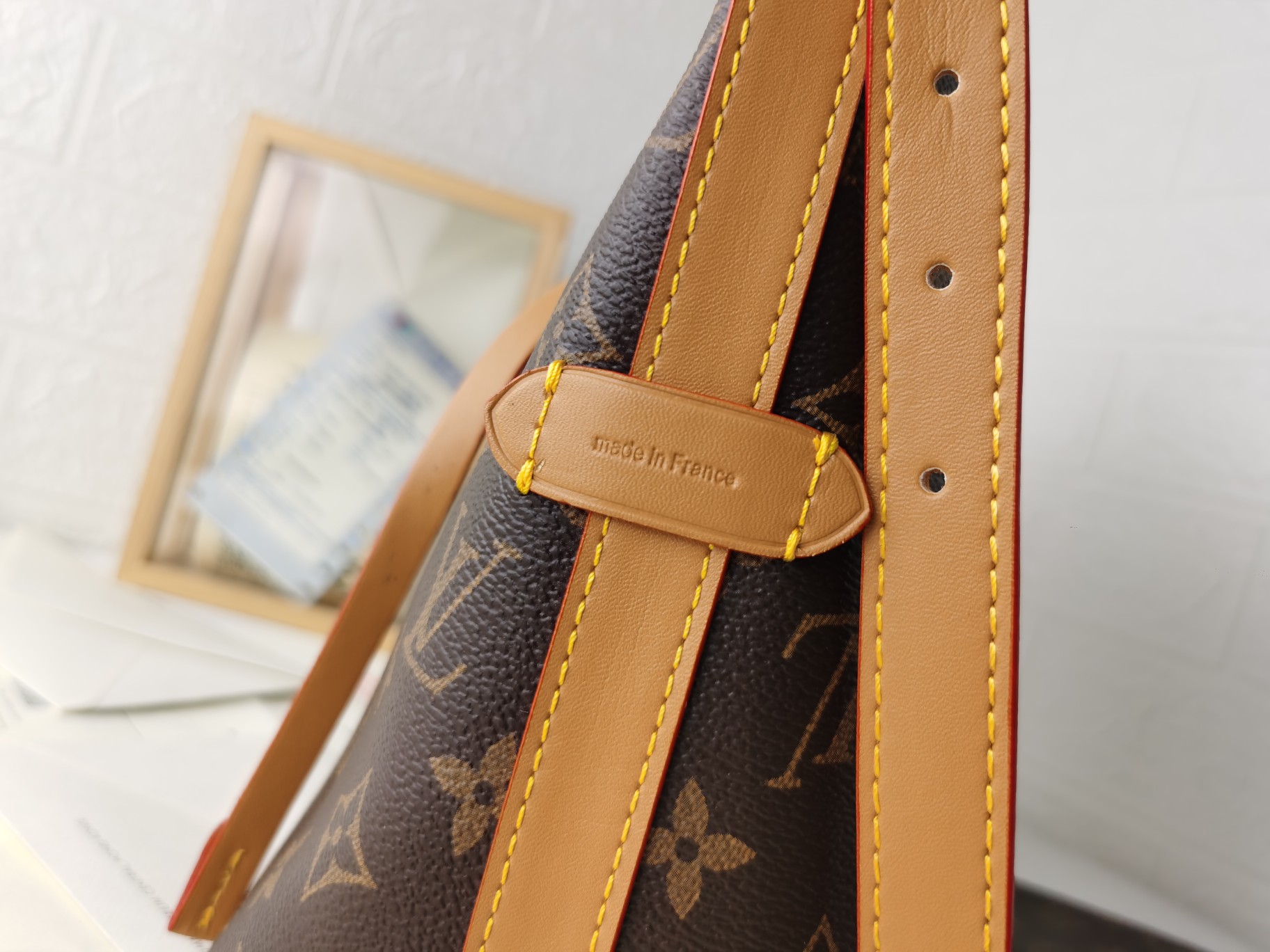 M46203 CarryAll 小号手袋 - 都市生活の必需品