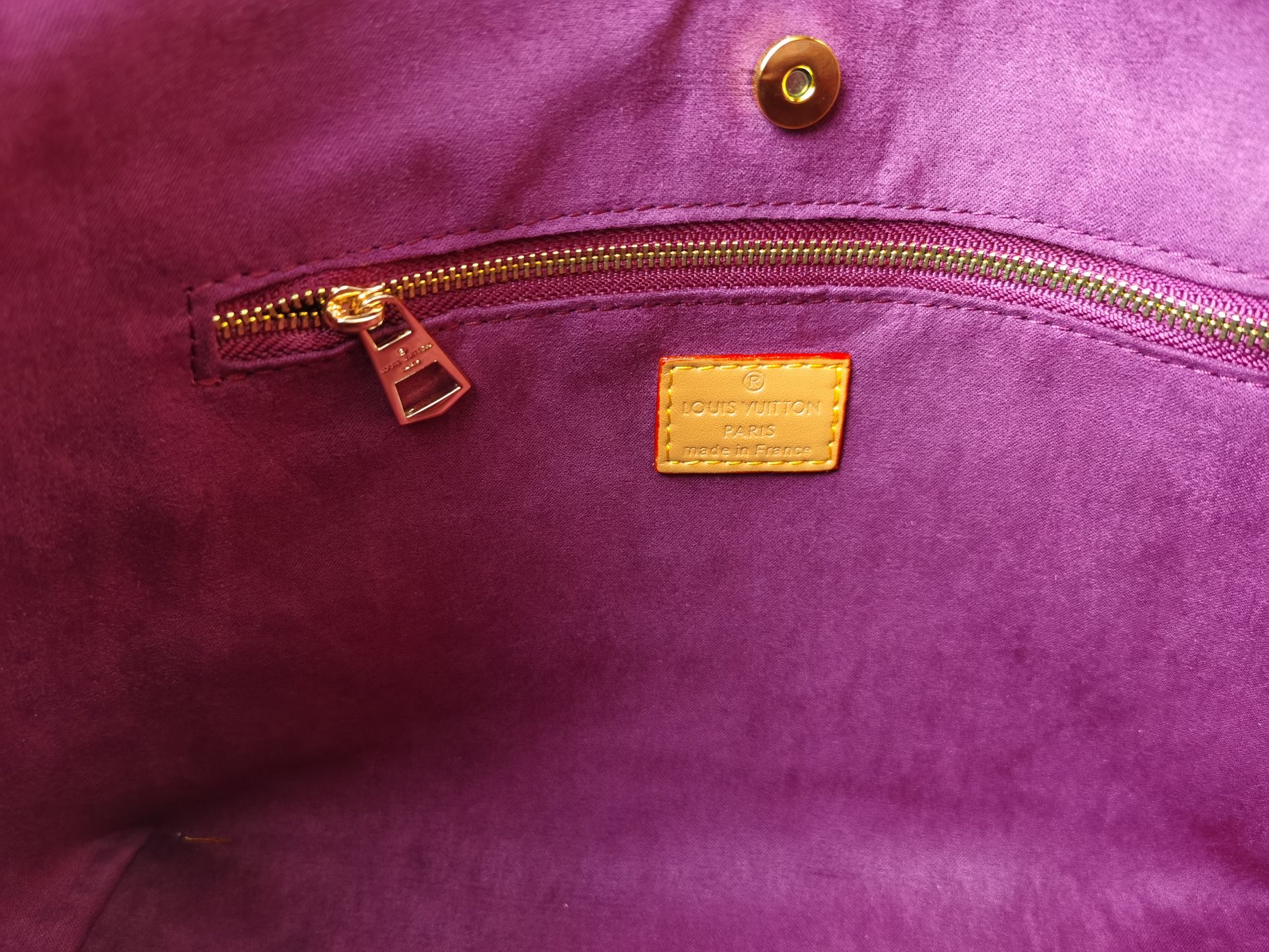 M46203 CarryAll 小号手袋 - 都市生活の必需品