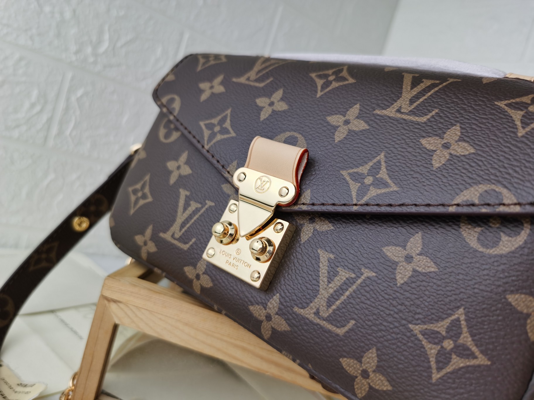 おしゃれな小型郵便バッグ East West Métis