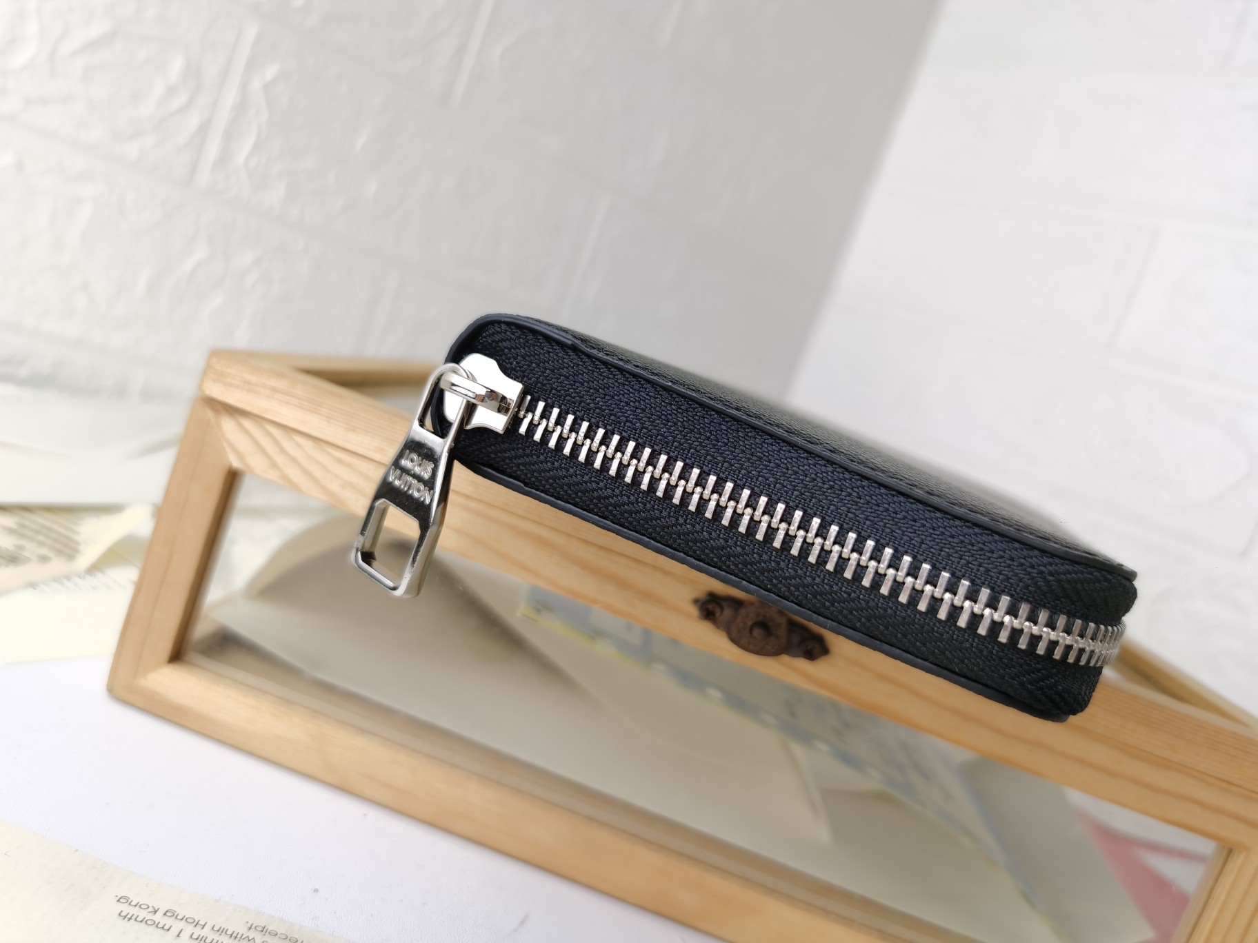 M58412 荔枝纹 男性用直式ラウンジ財布 - スタイリッシュで実用的なデザイン