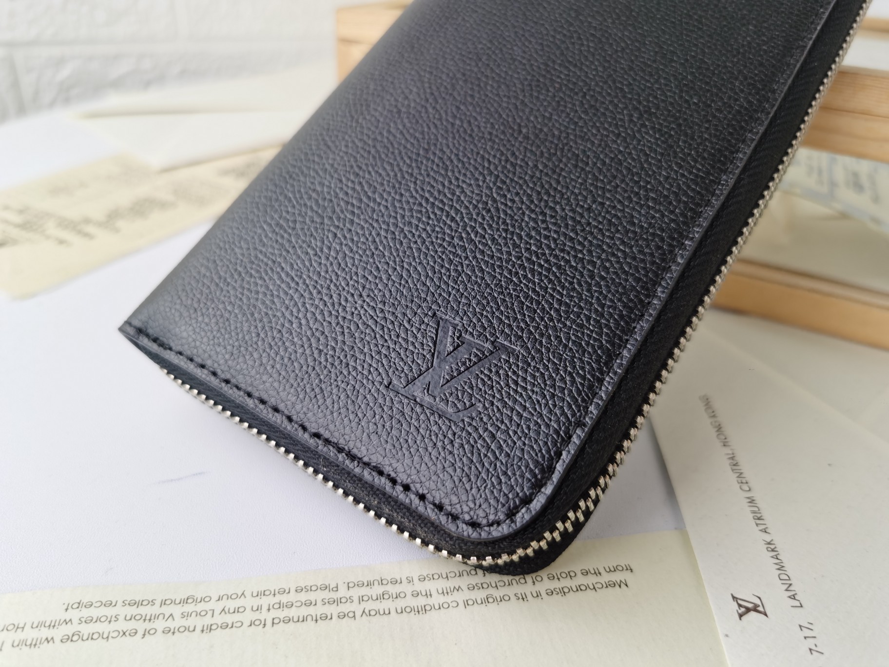 M58412 荔枝纹 男性用直式ラウンジ財布 - スタイリッシュで実用的なデザイン