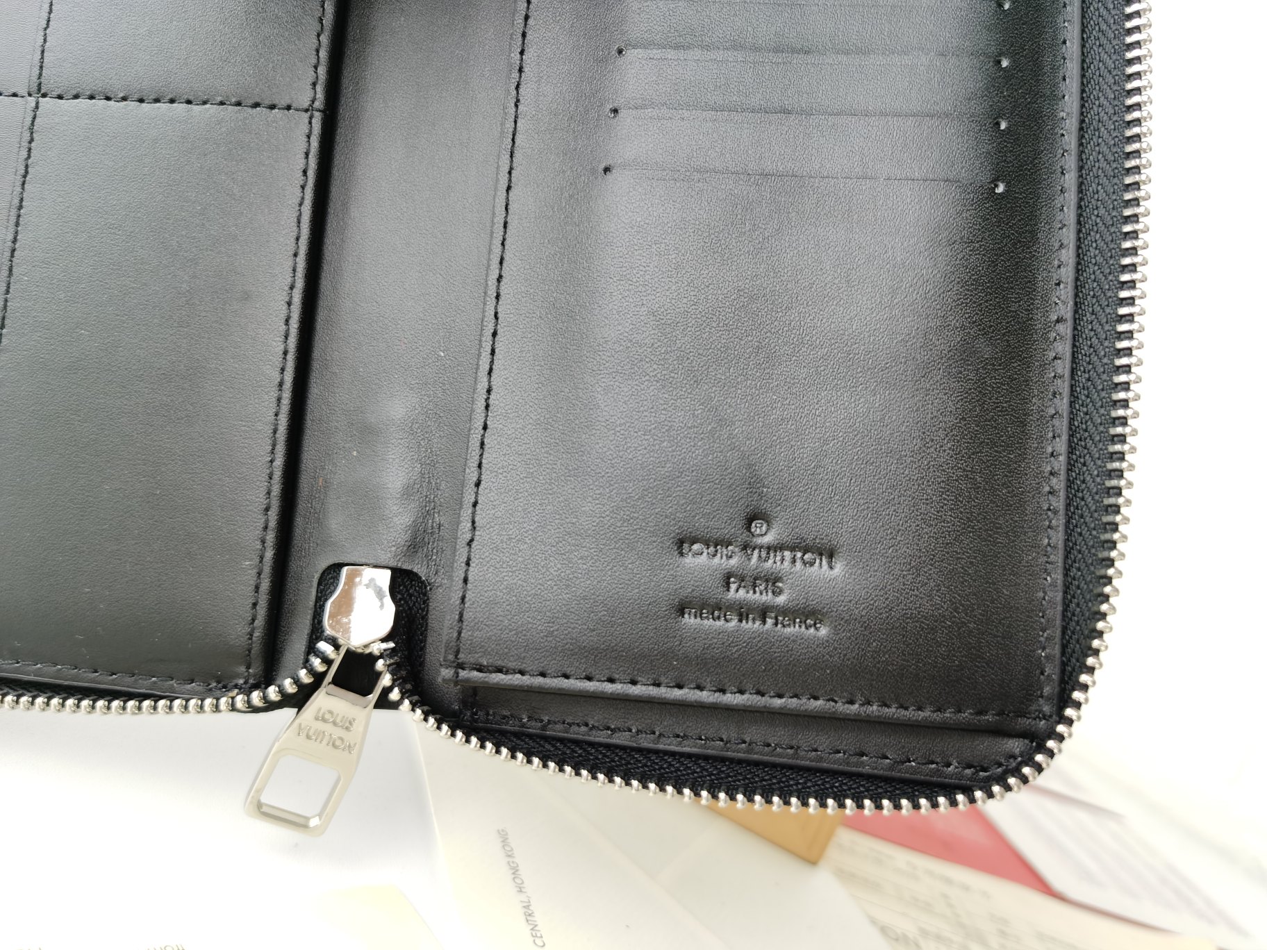 M58412 荔枝纹 男性用直式ラウンジ財布 - スタイリッシュで実用的なデザイン