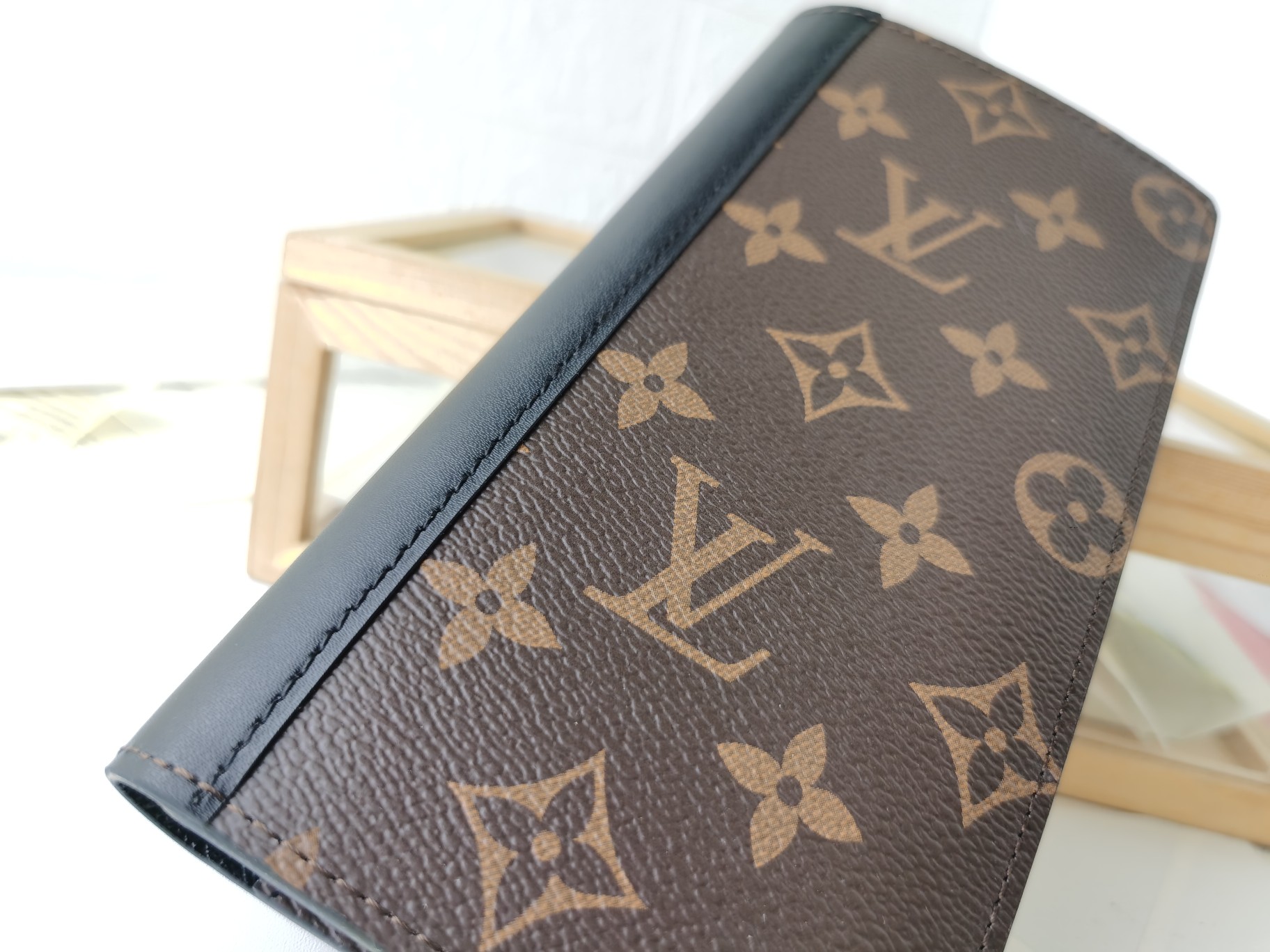Louis Vuitton M93800 メンズ 財布 モノグラム・マカサー