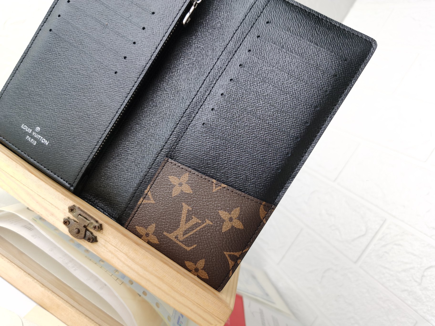 Louis Vuitton M93800 メンズ 財布 モノグラム・マカサー