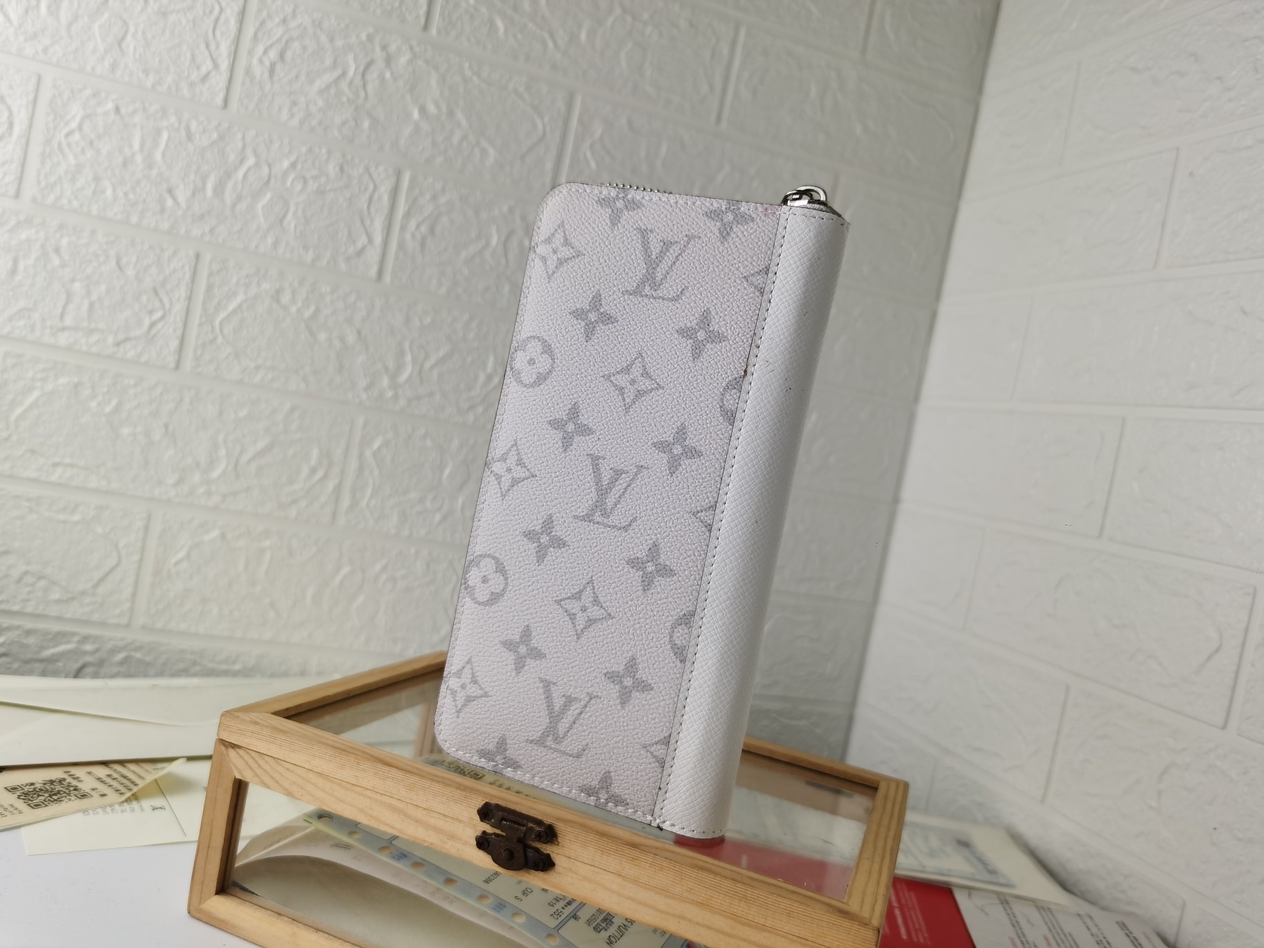 高級感溢れるDamier Graphite メンズ縦型ファスナー財布