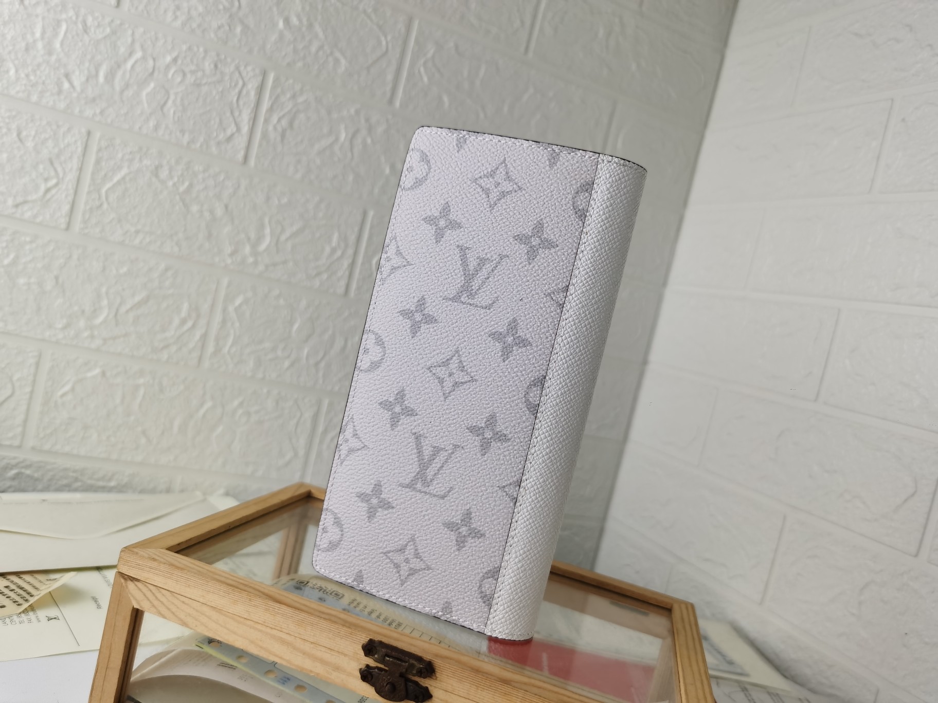 ルイ・ヴィトン Brazza 財布 モノグラムキャンバス製のスタイリッシュなデザイン