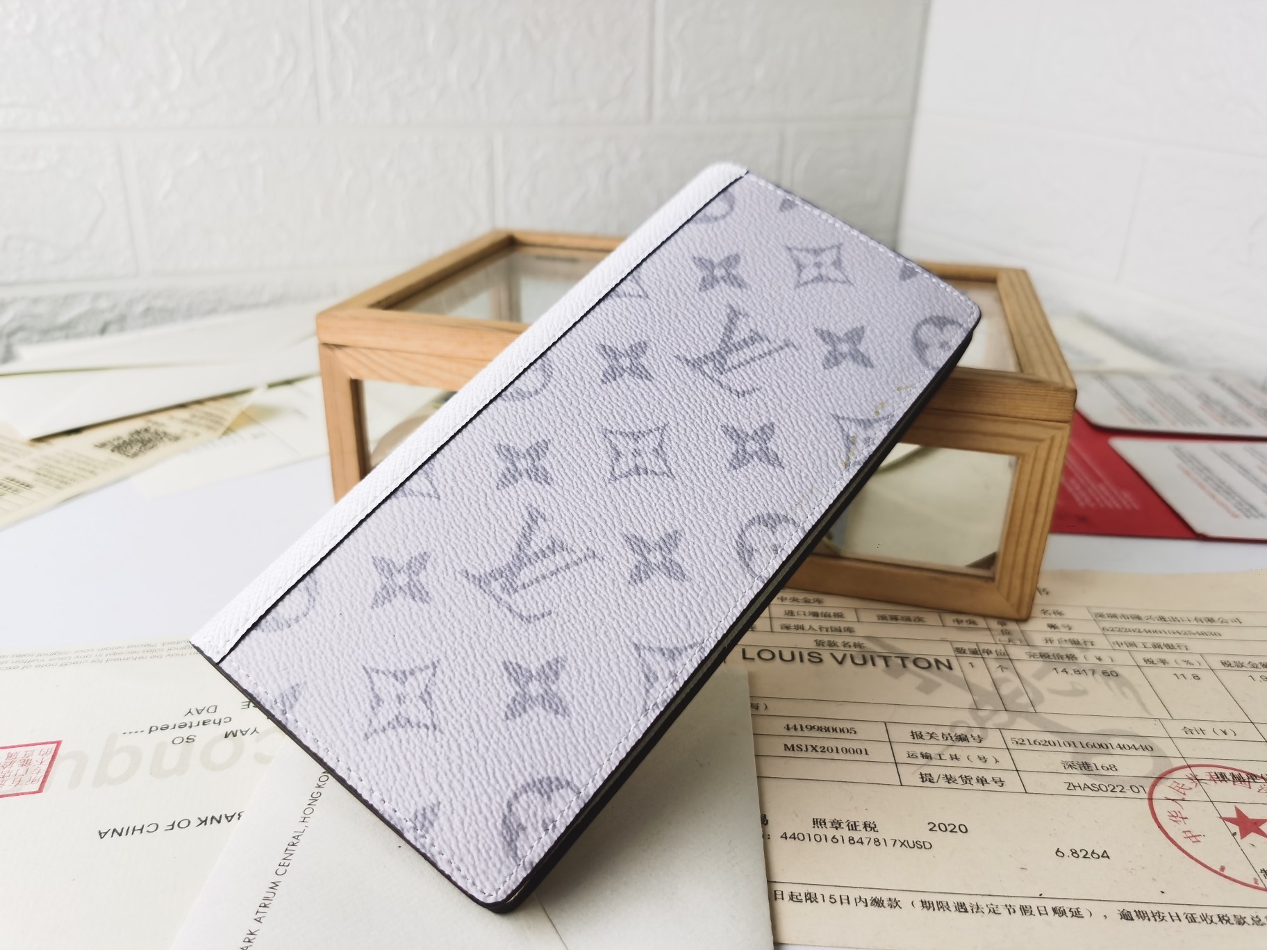 ルイ・ヴィトン Brazza 財布 モノグラムキャンバス製のスタイリッシュなデザイン