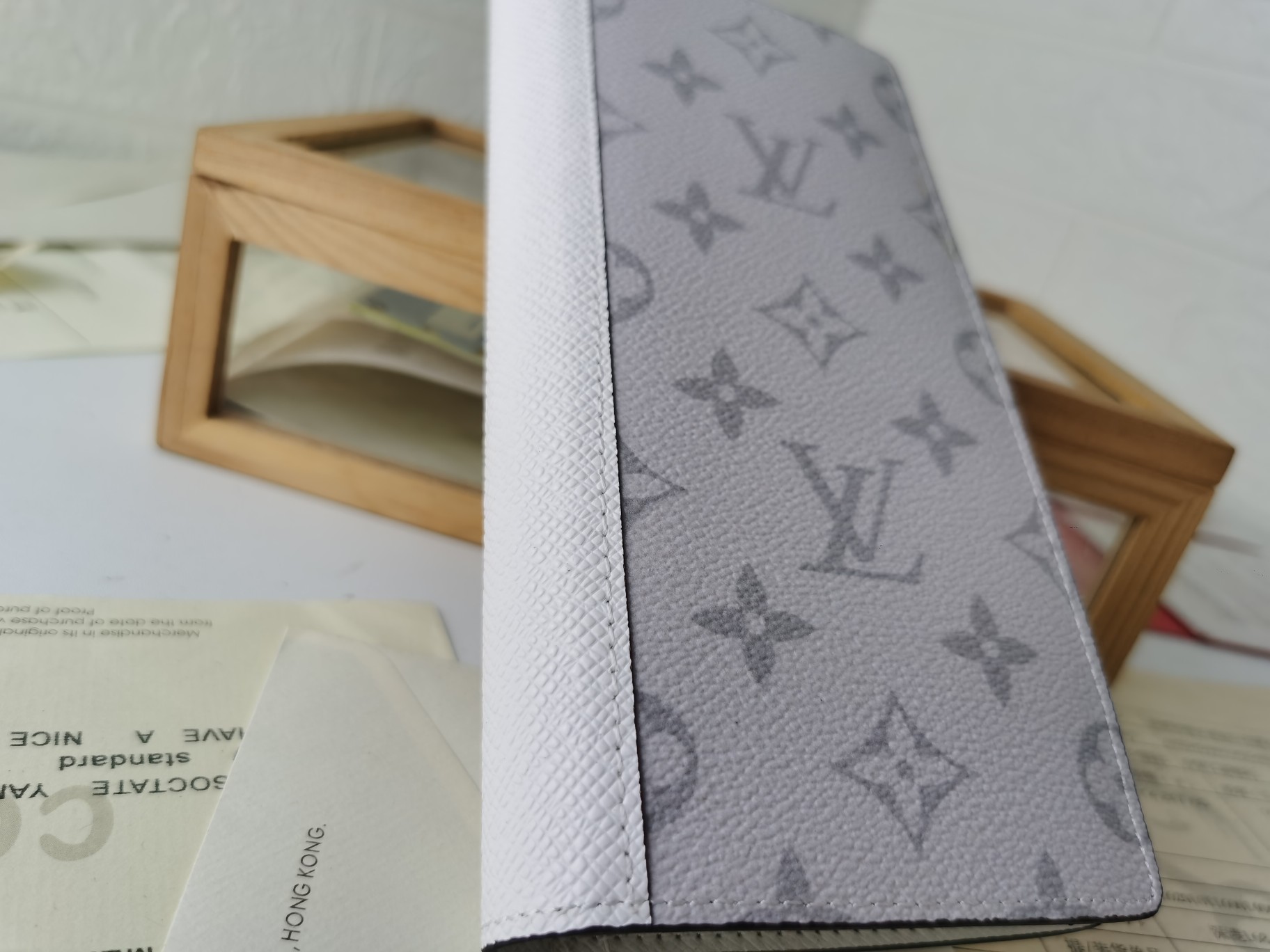 ルイ・ヴィトン Brazza 財布 モノグラムキャンバス製のスタイリッシュなデザイン