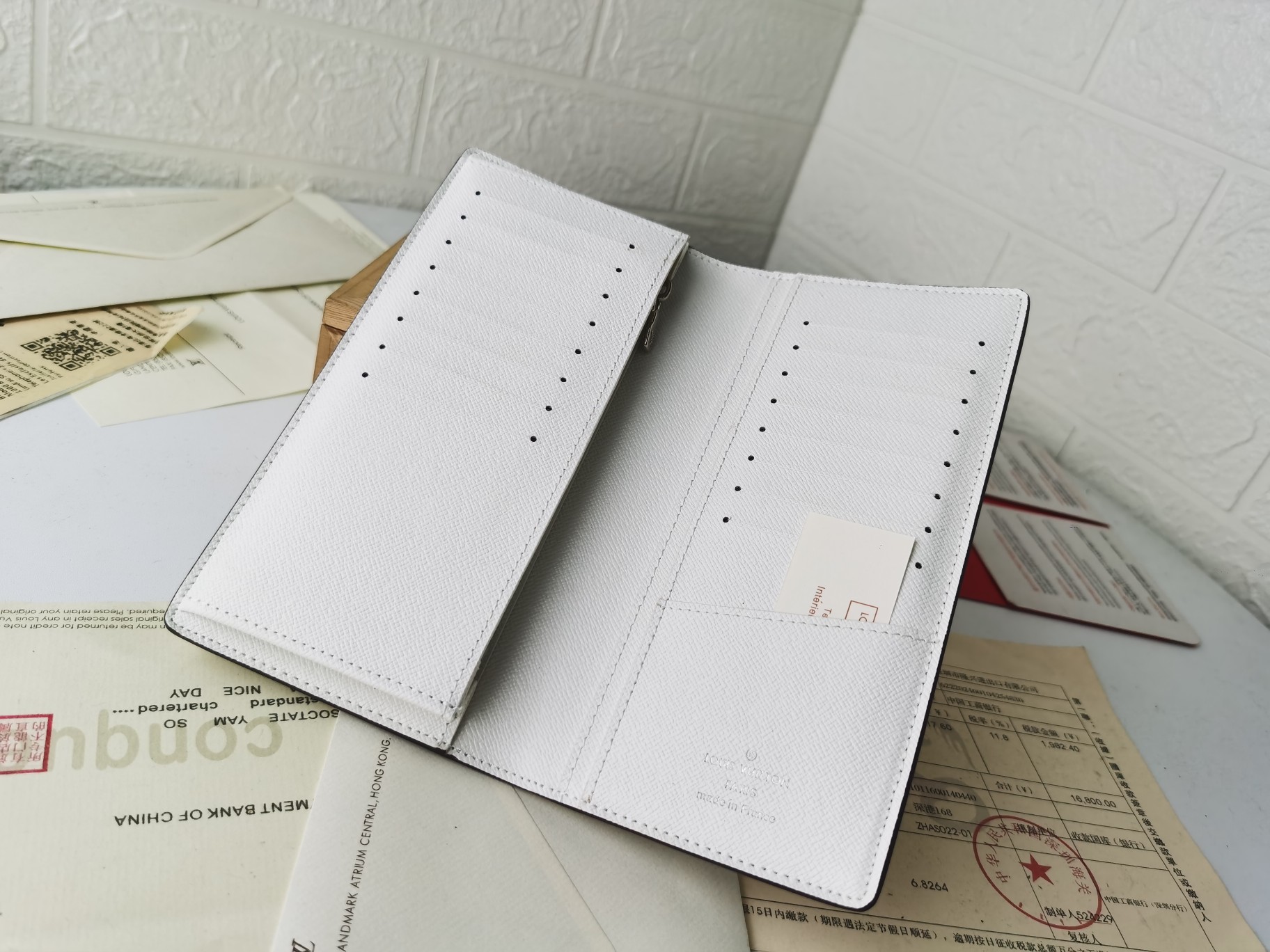 ルイ・ヴィトン Brazza 財布 モノグラムキャンバス製のスタイリッシュなデザイン