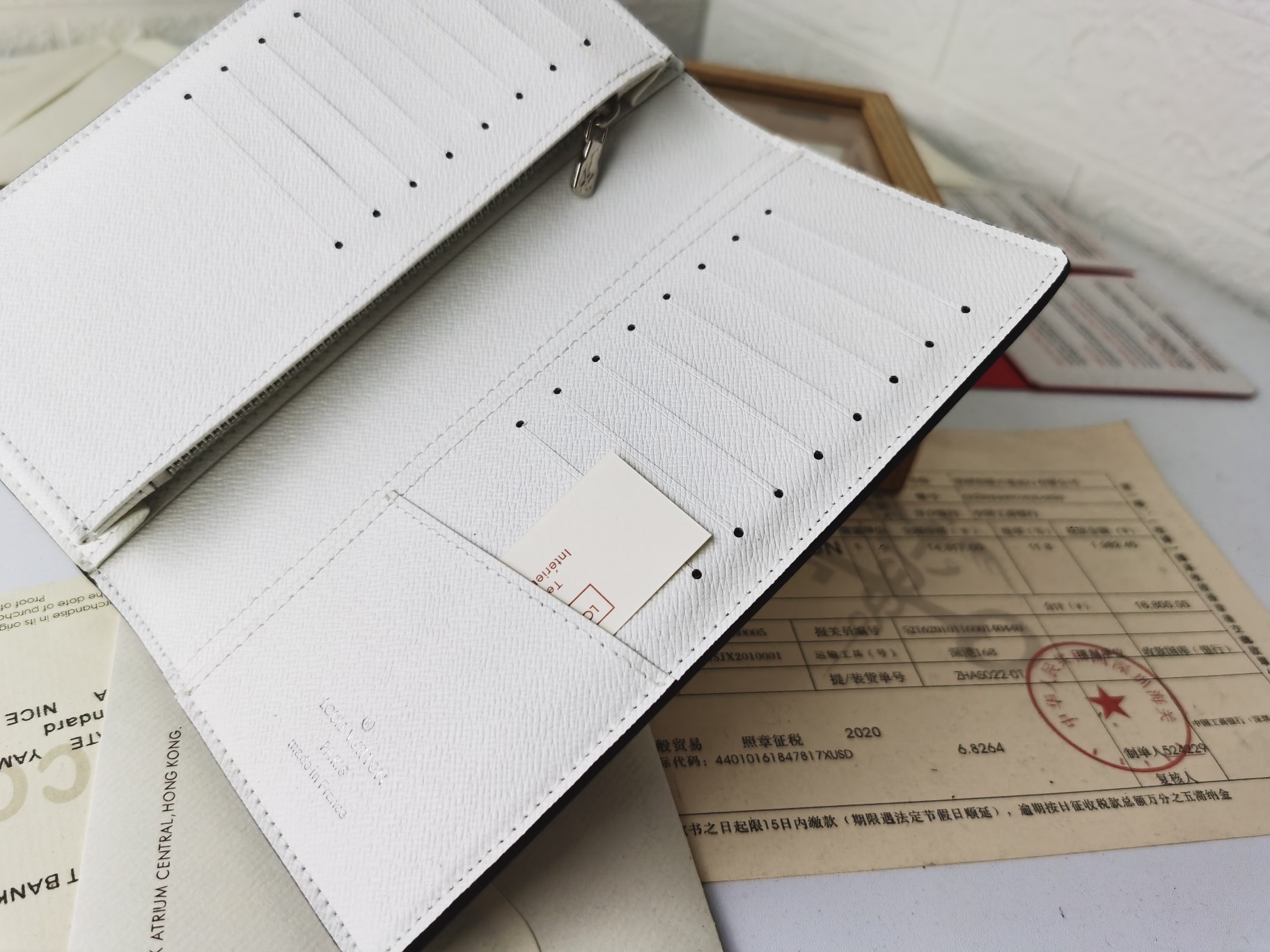 ルイ・ヴィトン Brazza 財布 モノグラムキャンバス製のスタイリッシュなデザイン