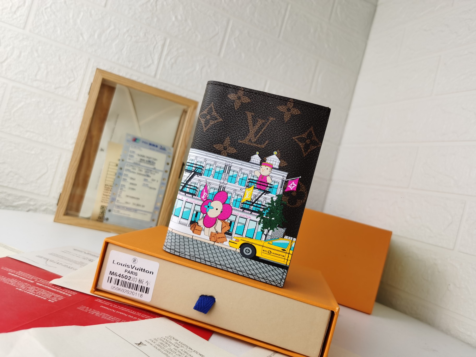 M64502パスポートケース - 贅沢な粒纹小牛皮内衬の旅行アクセサリー