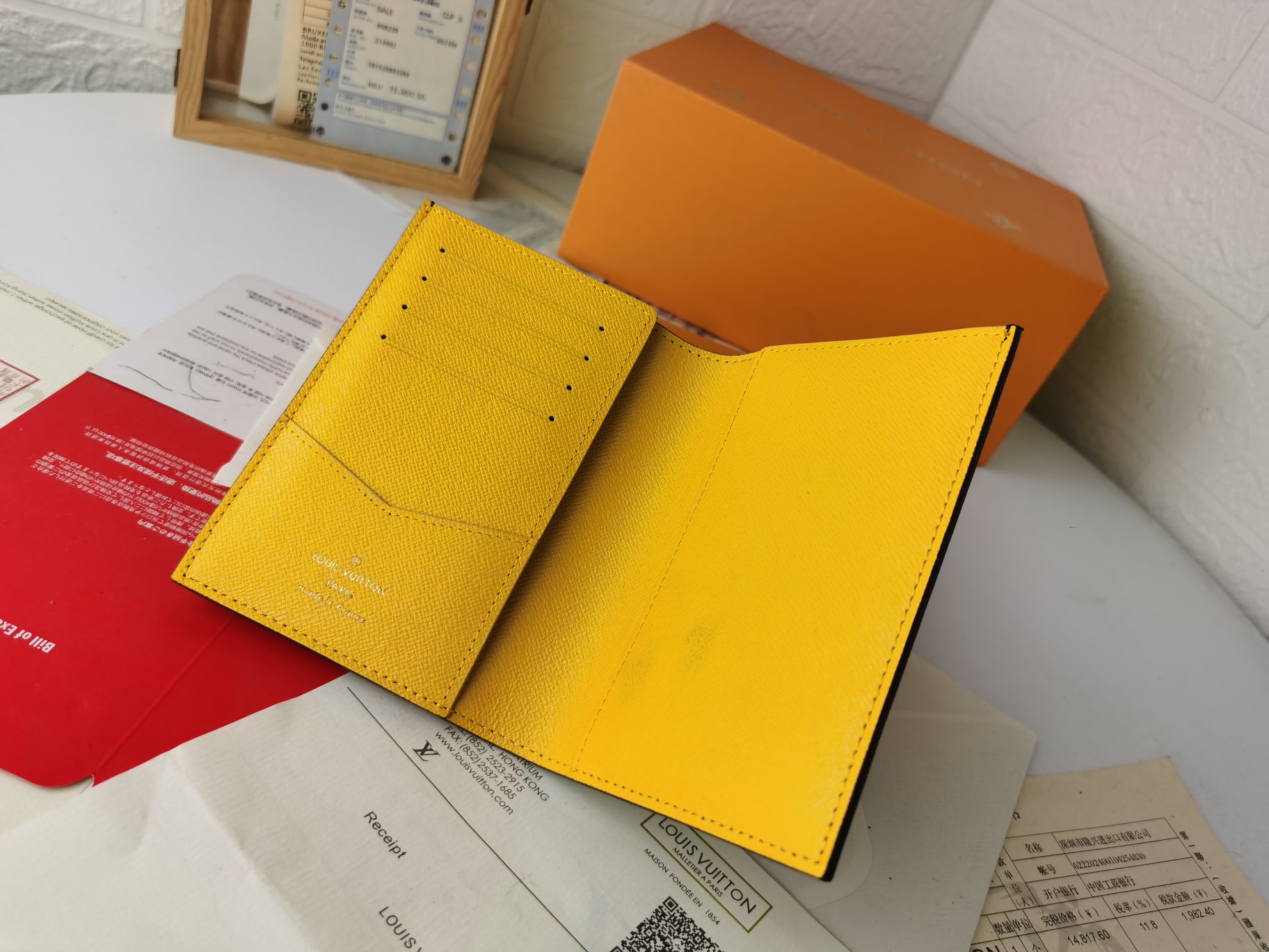 M64502パスポートケース - 贅沢な粒纹小牛皮内衬の旅行アクセサリー