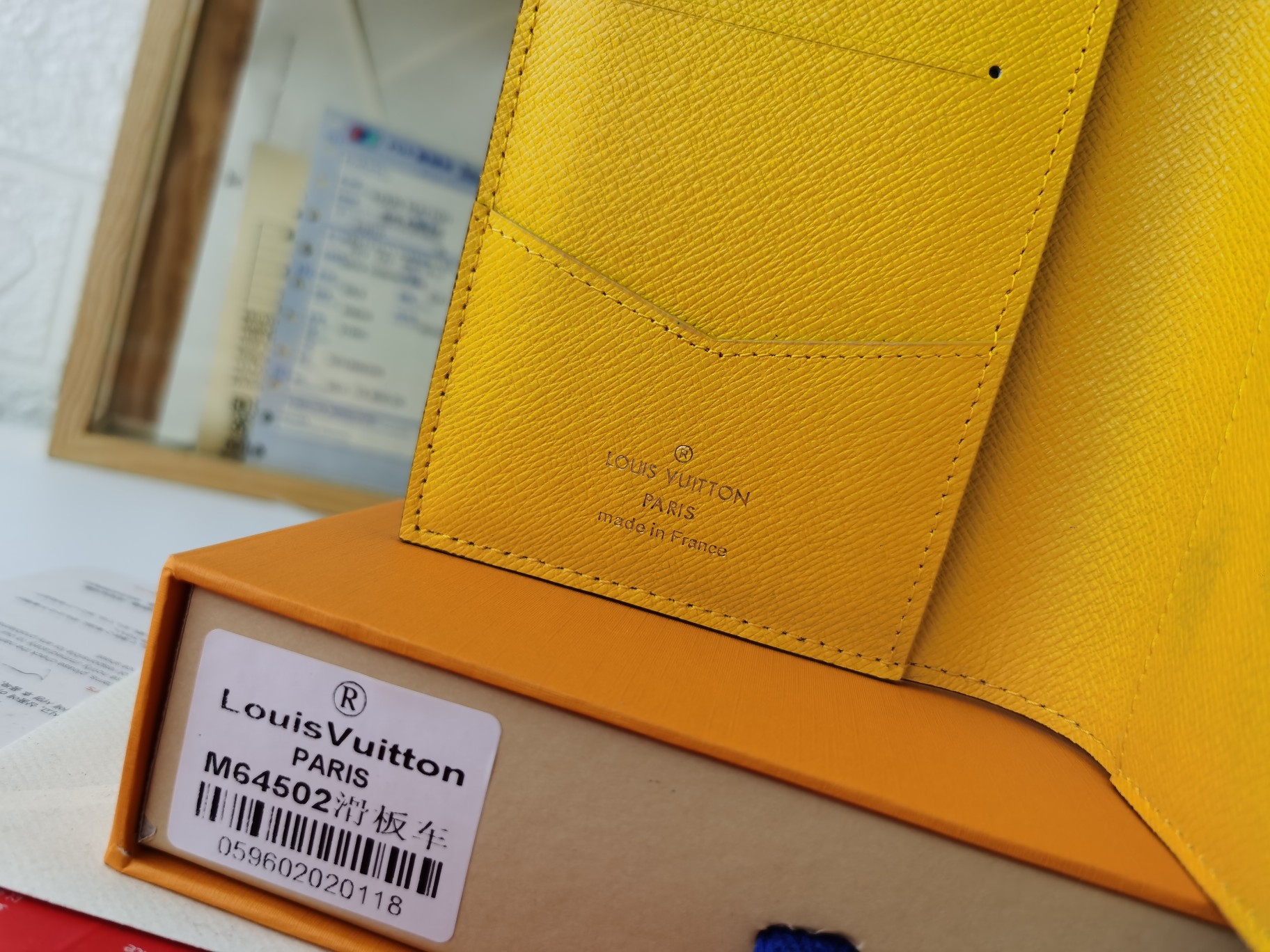 M64502パスポートケース - 贅沢な粒纹小牛皮内衬の旅行アクセサリー