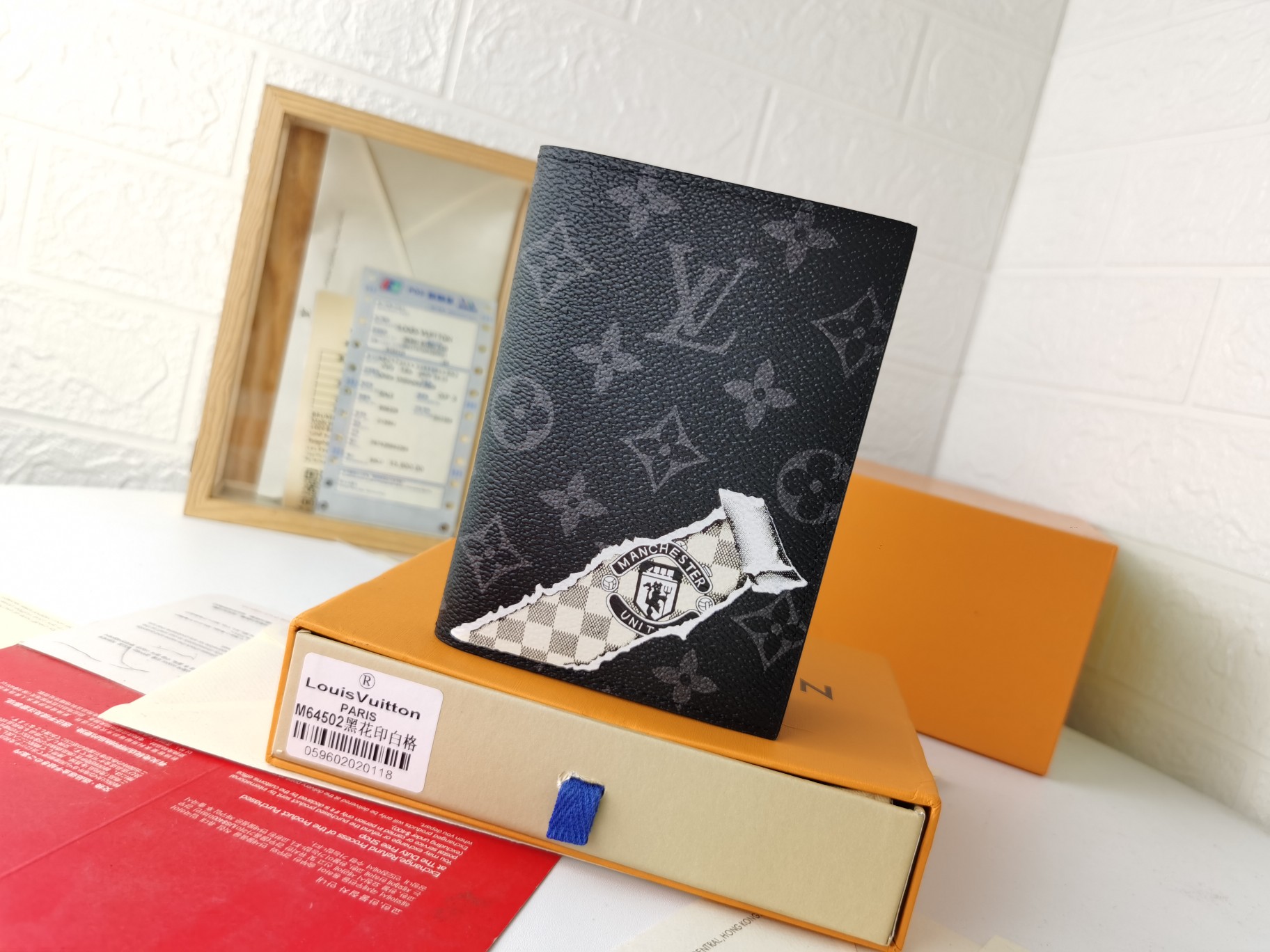 M64502パスポートケース - 粒纹小牛皮内衬の高級感溢れる旅行アクセサリー