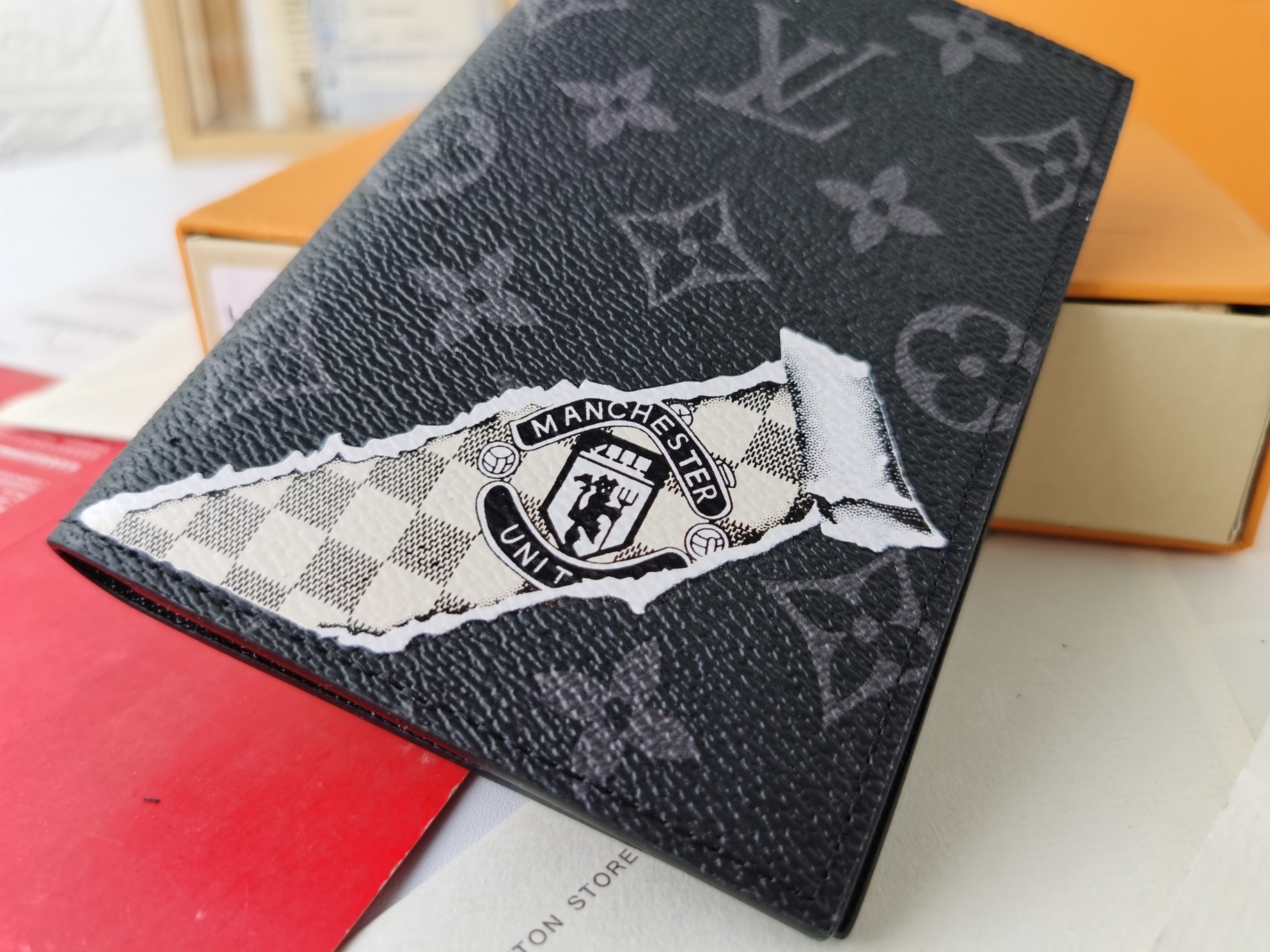 M64502パスポートケース - 粒纹小牛皮内衬の高級感溢れる旅行アクセサリー