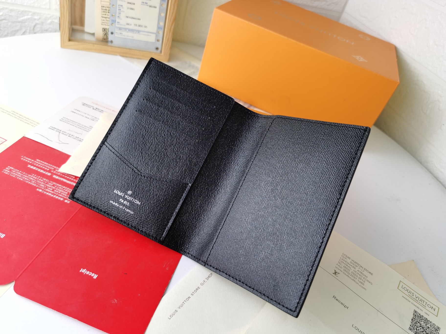 M64502パスポートケース - 粒纹小牛皮内衬の高級感溢れる旅行アクセサリー