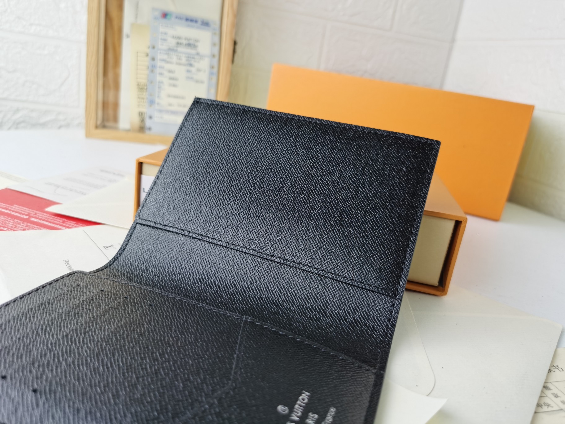 M64502パスポートケース｜上質な粒纹小牛皮使用、旅行に最適