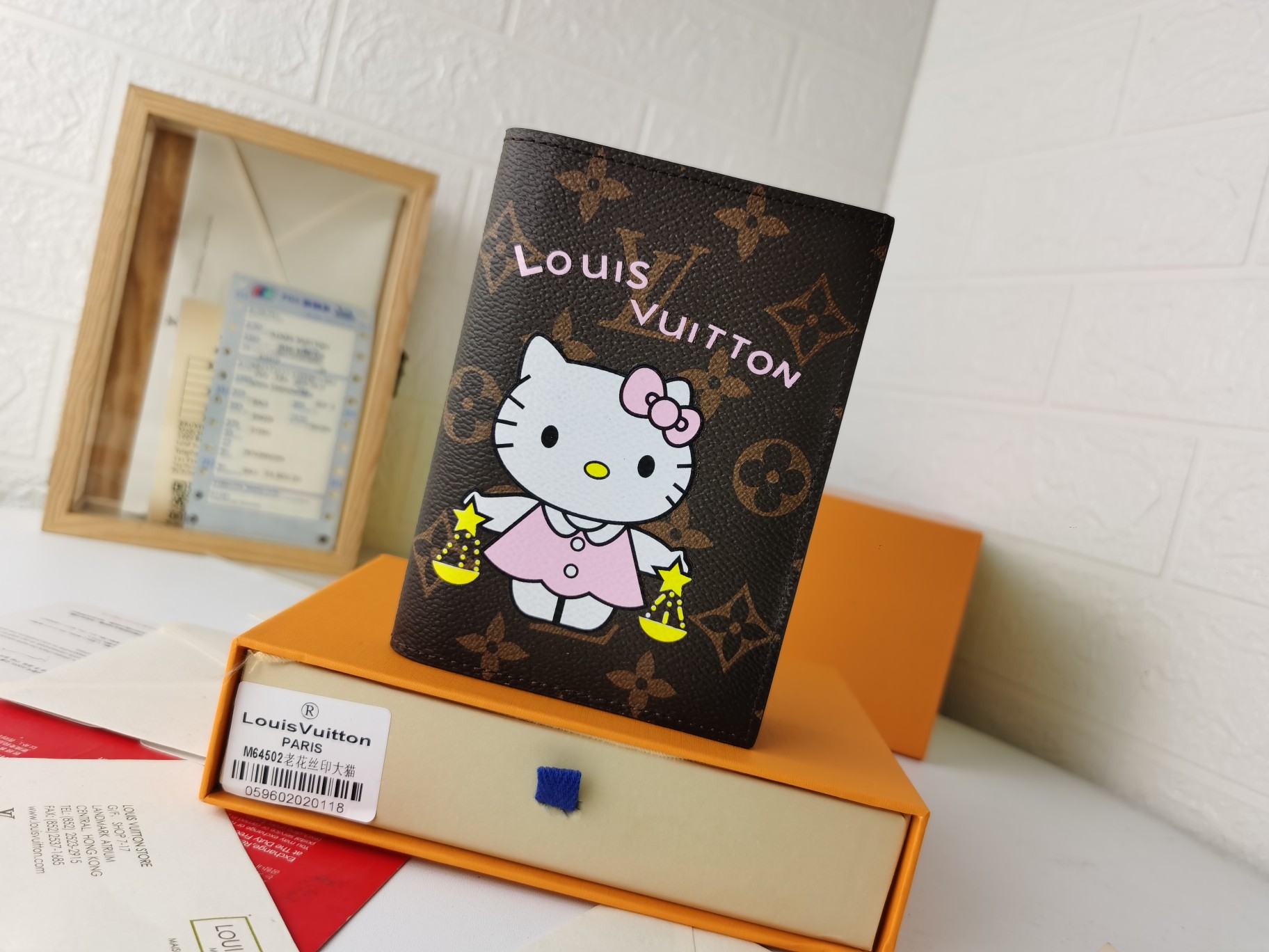 M64502 パスポートケース - 粒纹小牛皮の高級旅行アクセサリー