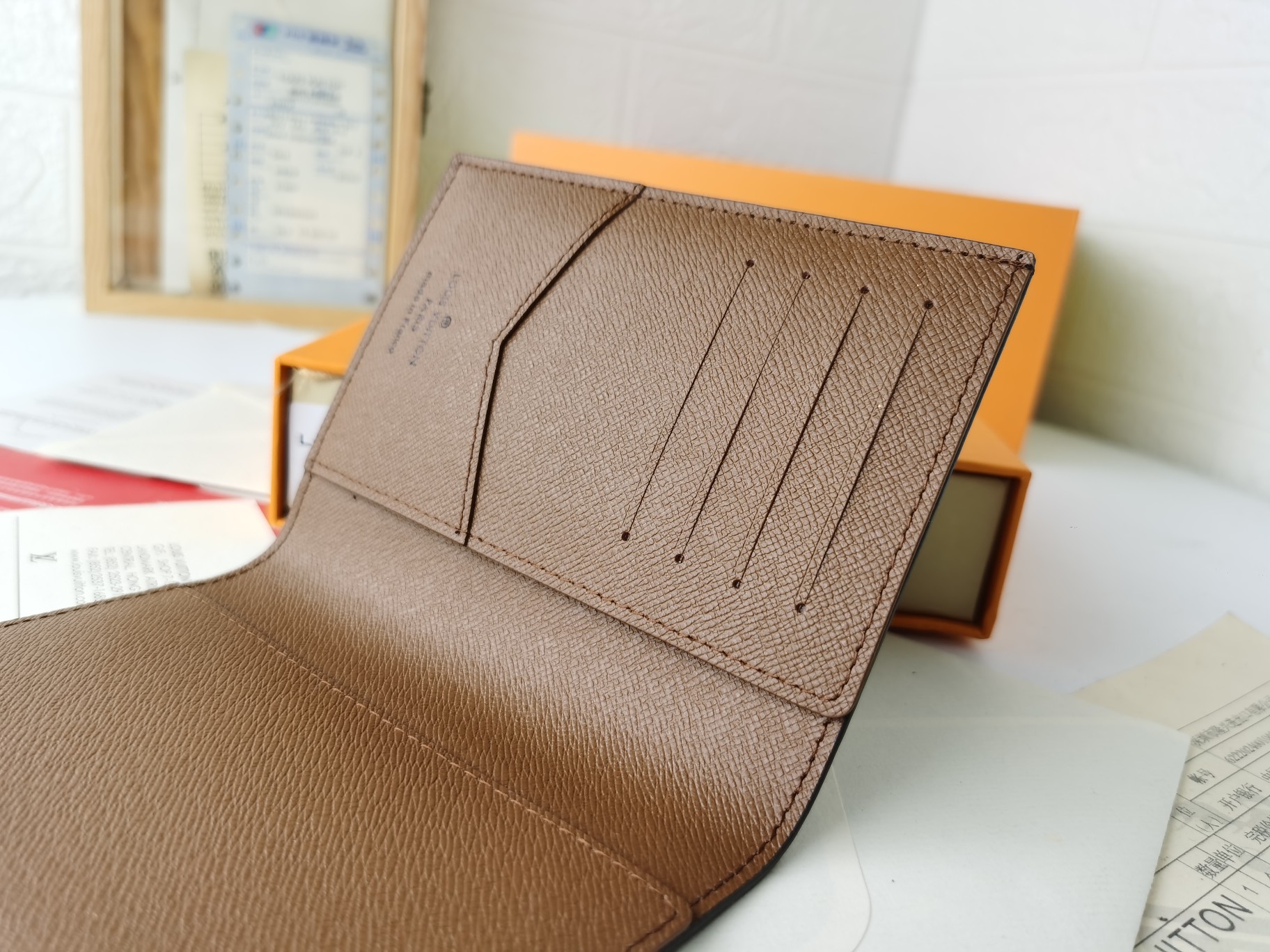 M64502 パスポートケース - 粒纹小牛皮の高級旅行アクセサリー