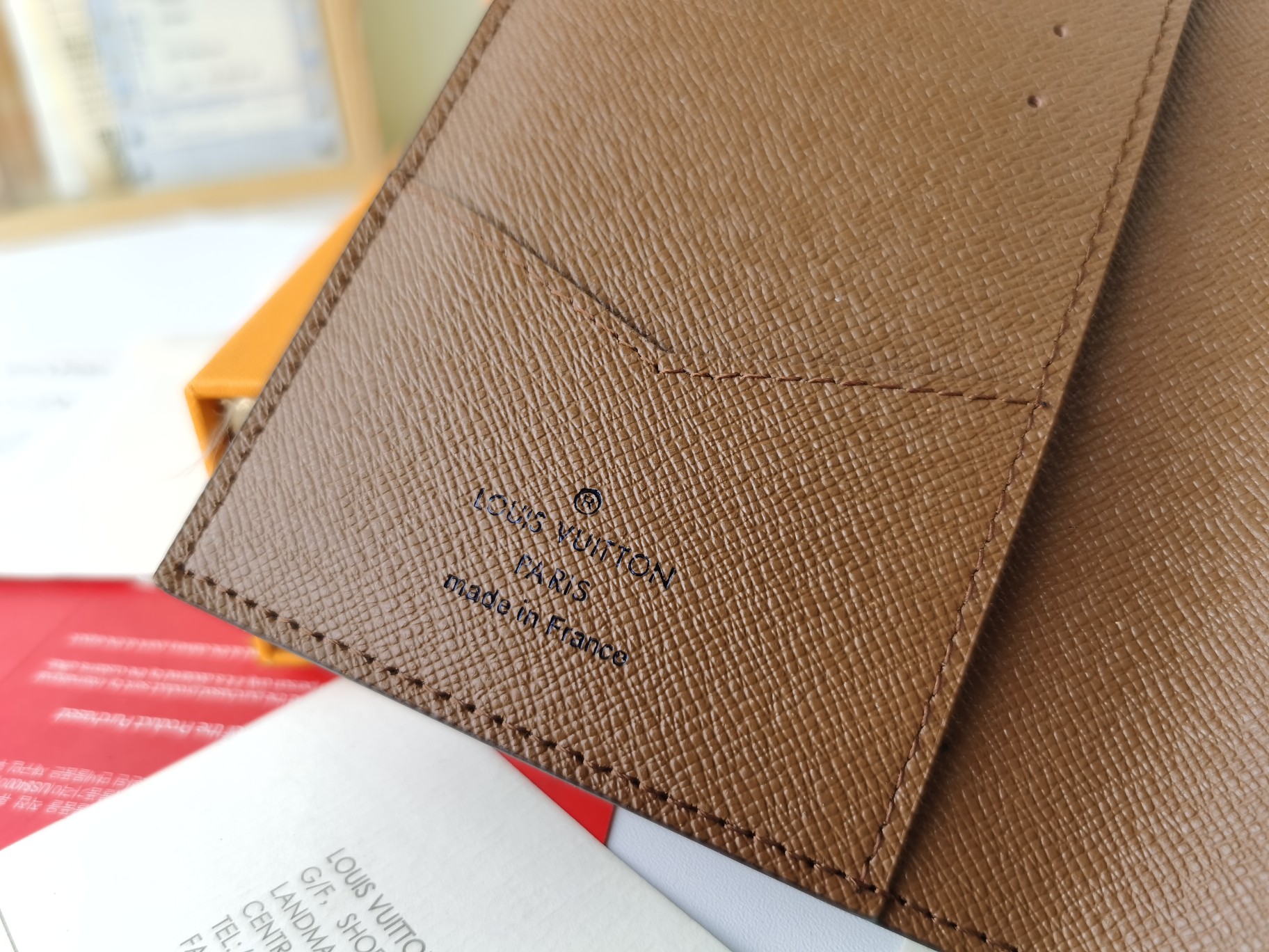 M64502 パスポートケース - 粒纹小牛皮の高級旅行アクセサリー