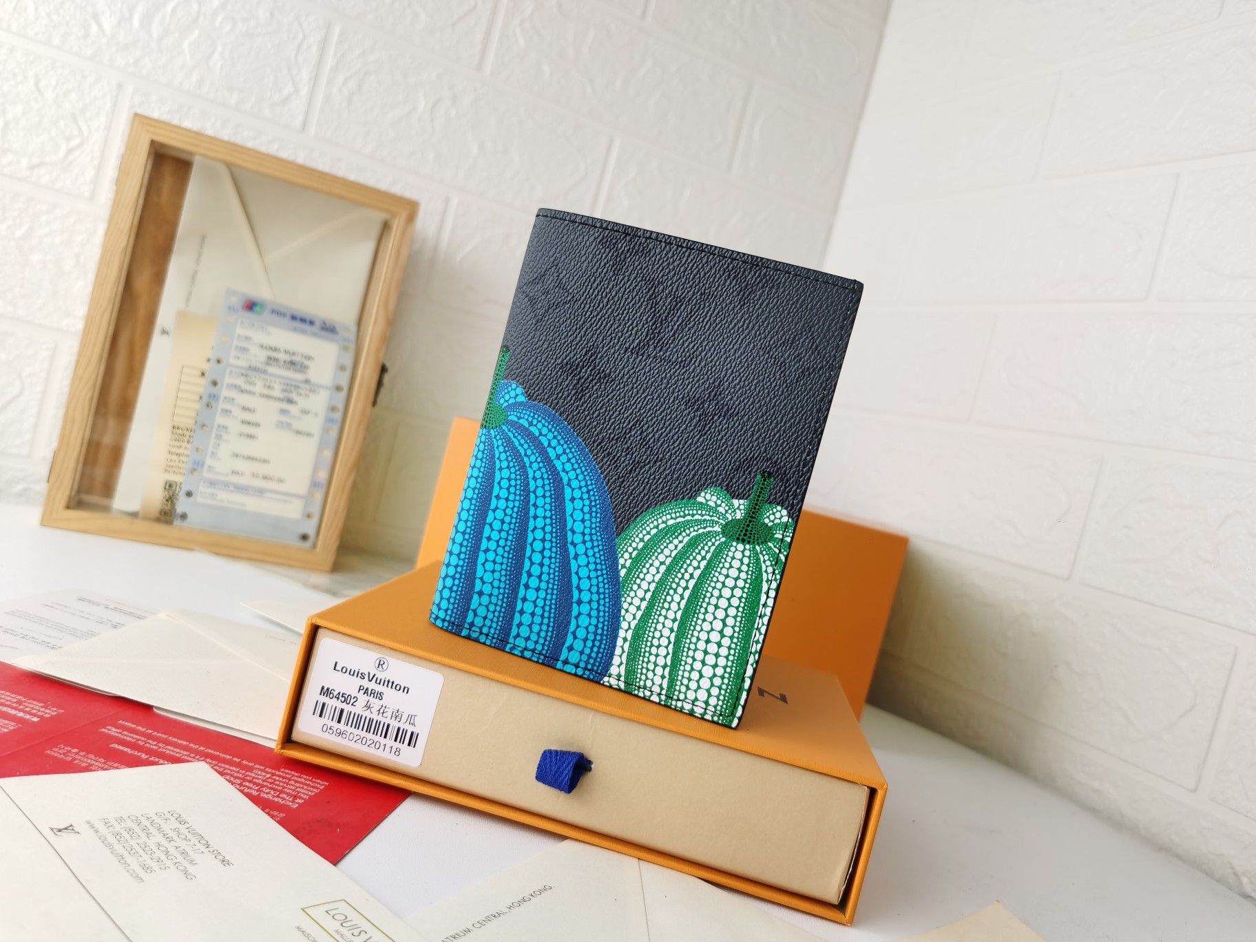 M64502パスポートケース - 粒纹小牛皮の高級感溢れる旅行アクセサリー