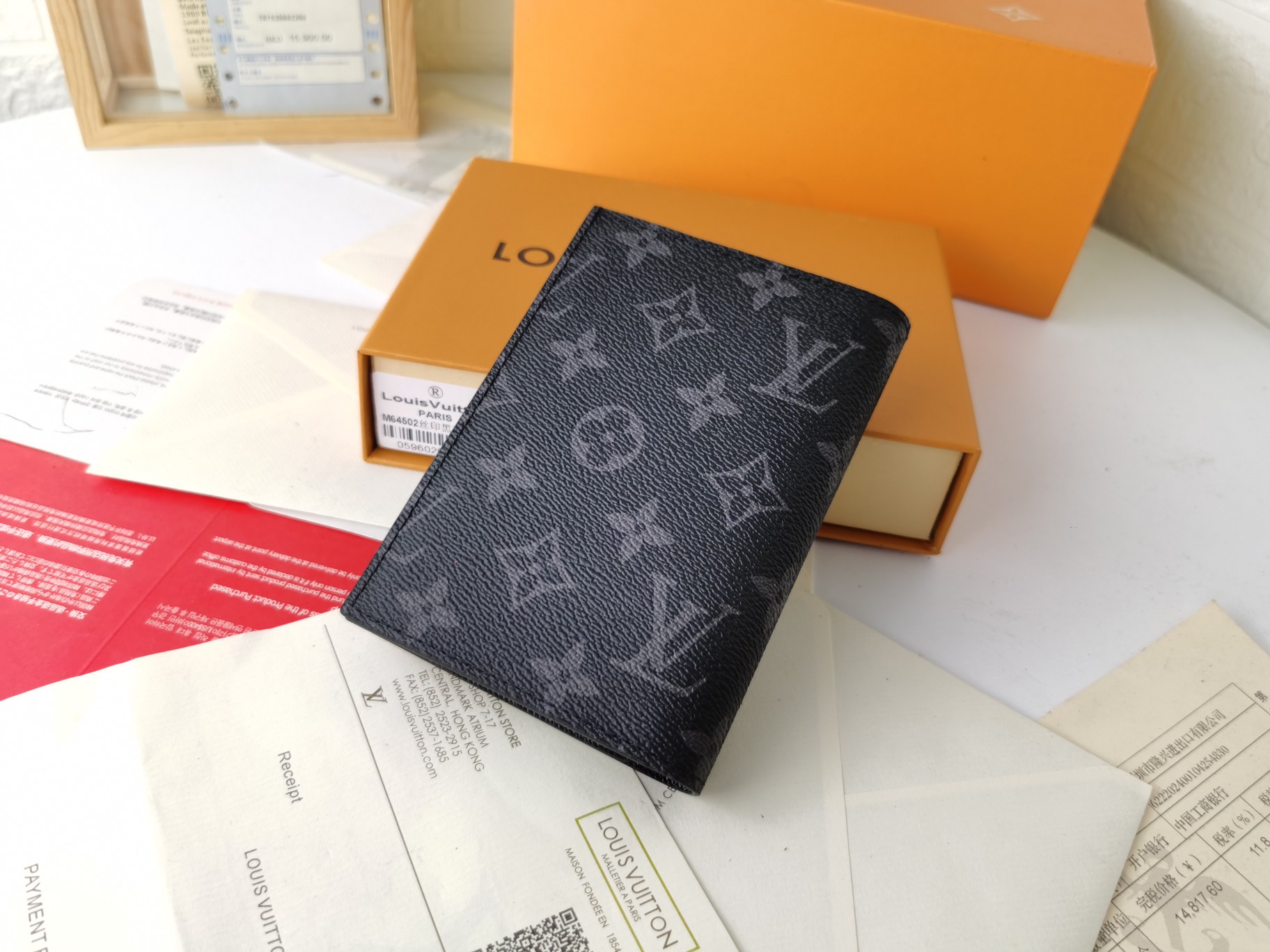 M64502パスポートケース - 高級感溢れるレザー仕立て