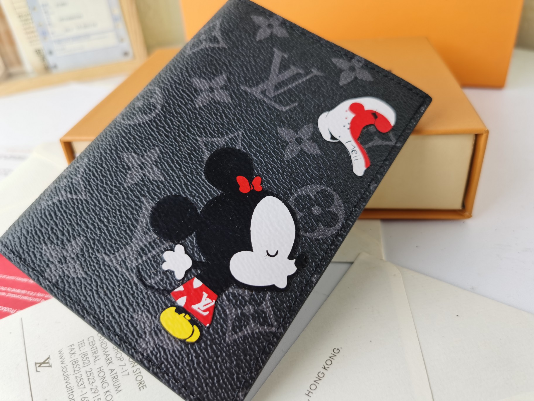 M64502パスポートケース - 高級感溢れるレザー仕立て