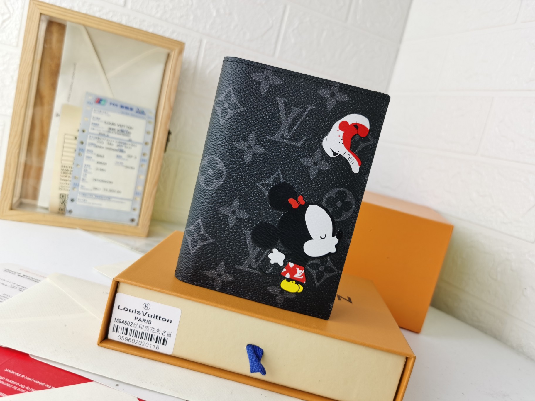 M64502パスポートケース - 高級感溢れるレザー仕立て