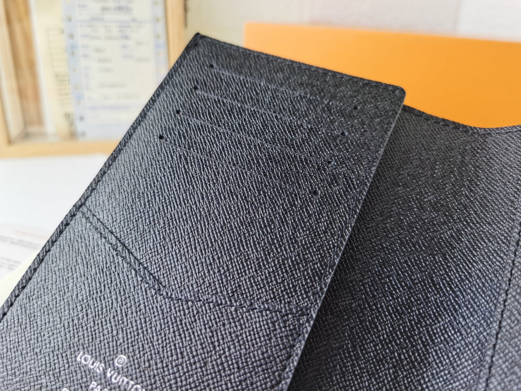 M64502パスポートケース - 高級感溢れるレザー仕立て