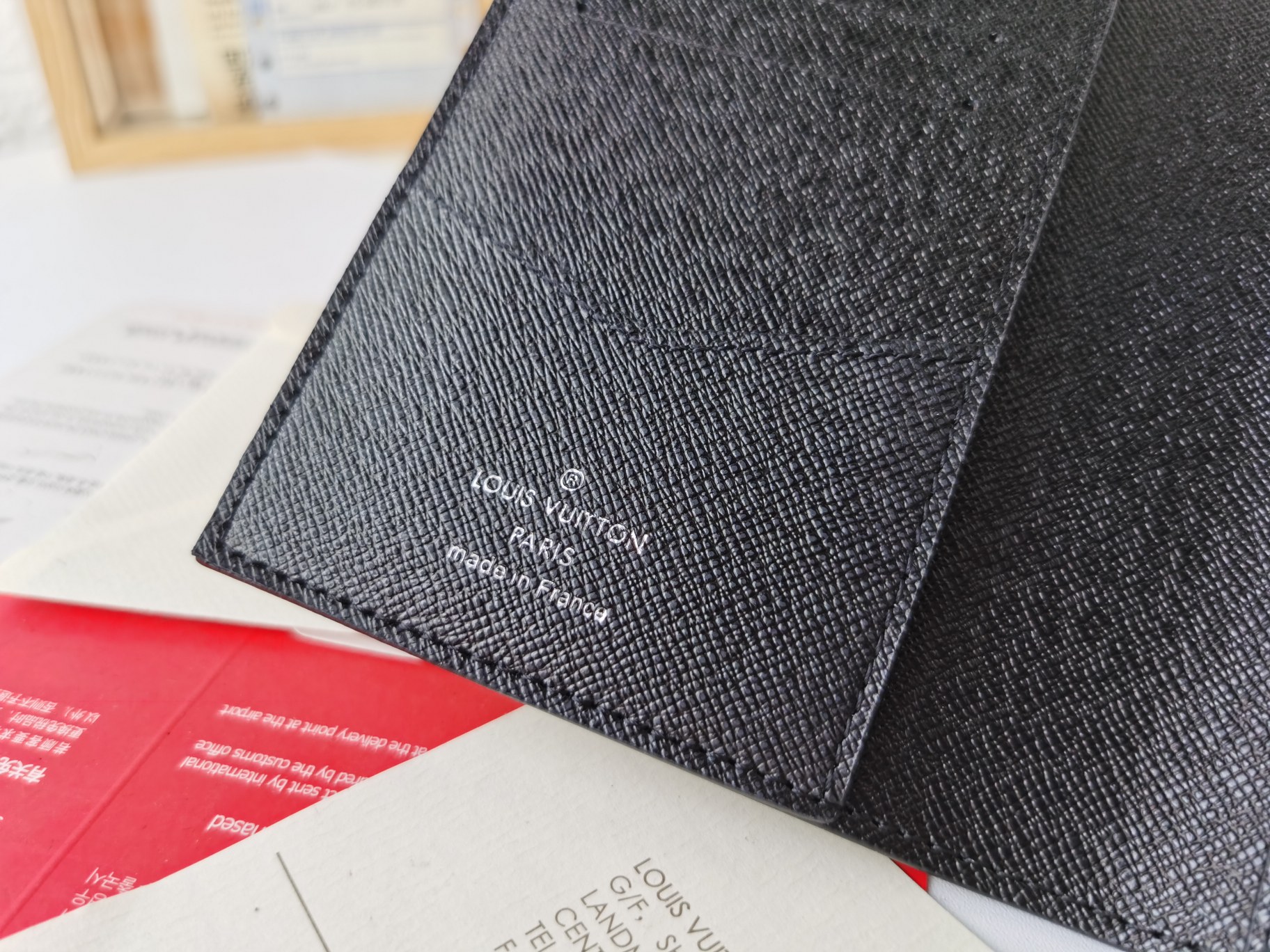 M64502パスポートケース - 高級感溢れるレザー仕立て