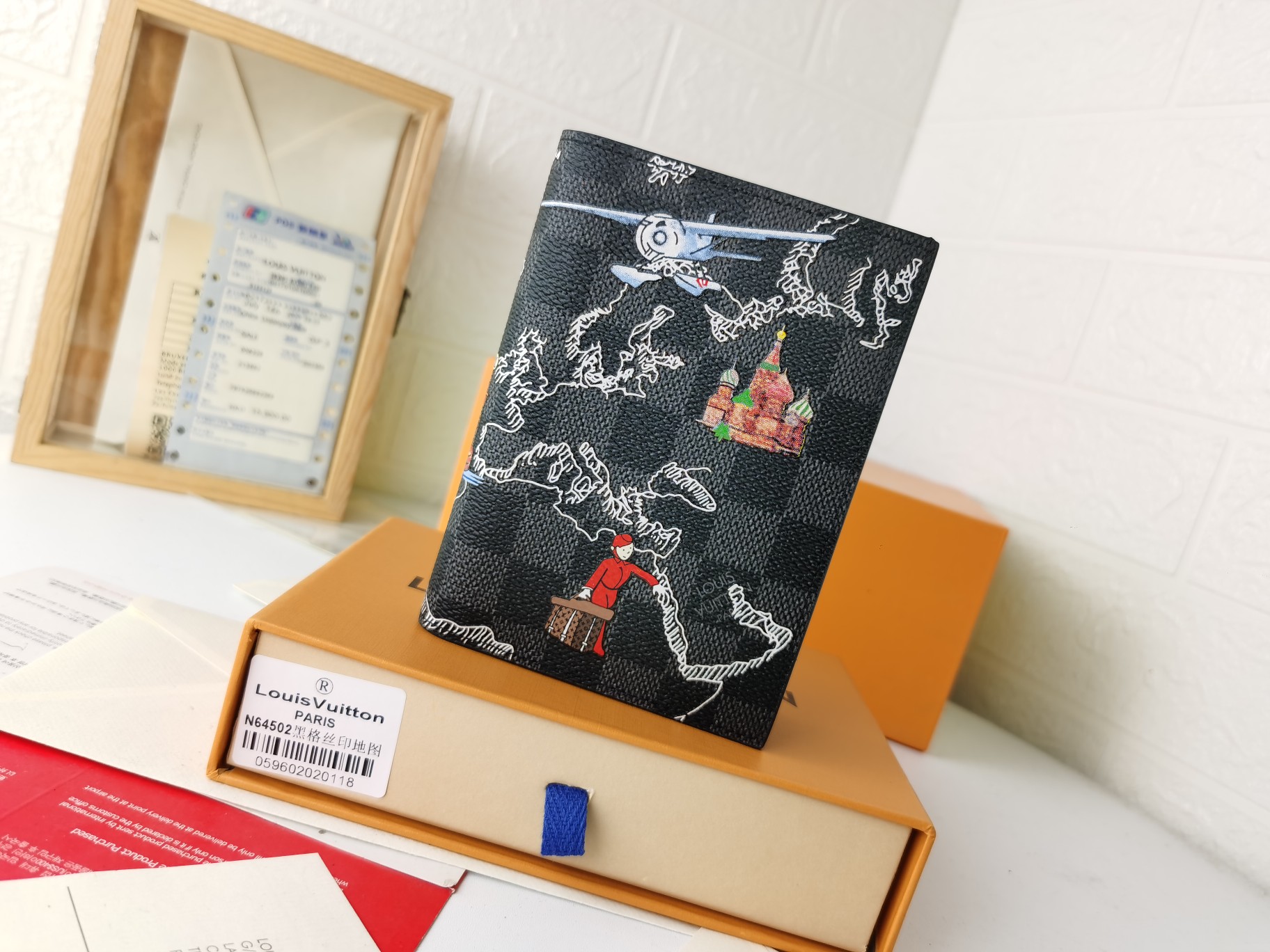 M64502パスポートケース - ラグジュアリーな牛革内装と多層収納